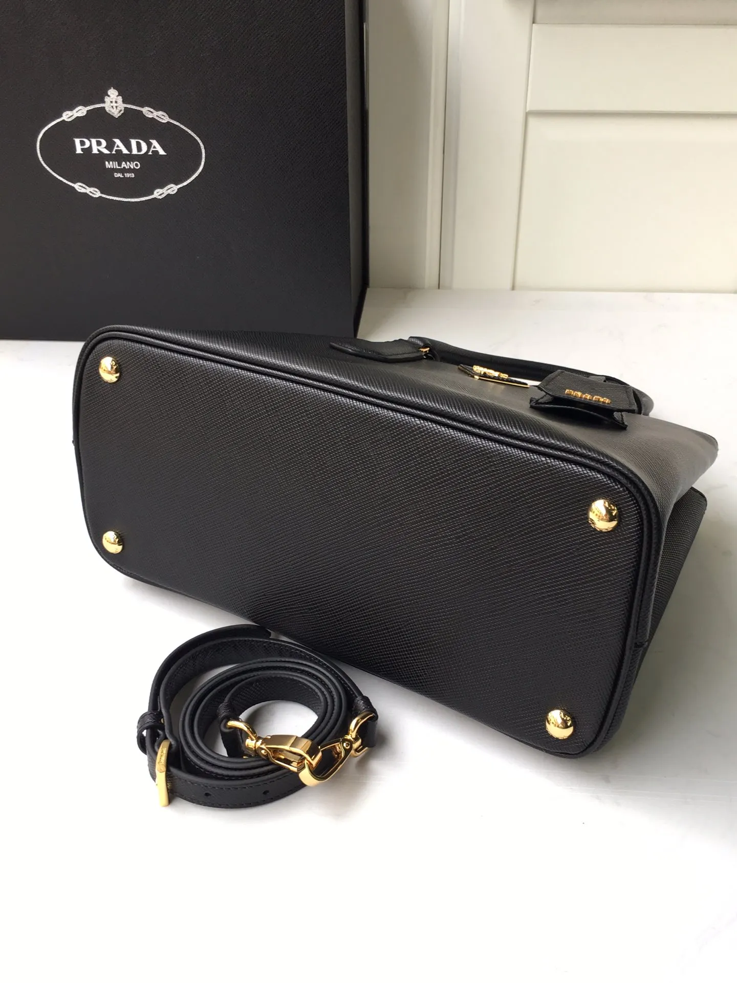 💰2040🎉1BA232 hot model🎉, original item👍👍 Made of imported Saffiano leather material, double leather handles, detachable and adjustable leather shoulder straps, and two zipper pockets on the outside. This Galleria handbag has a classic and timeless design. It is the most iconic classic hot style, a favorite of ladies😘, length 31X height 22.5x bottom 13.5cm👏