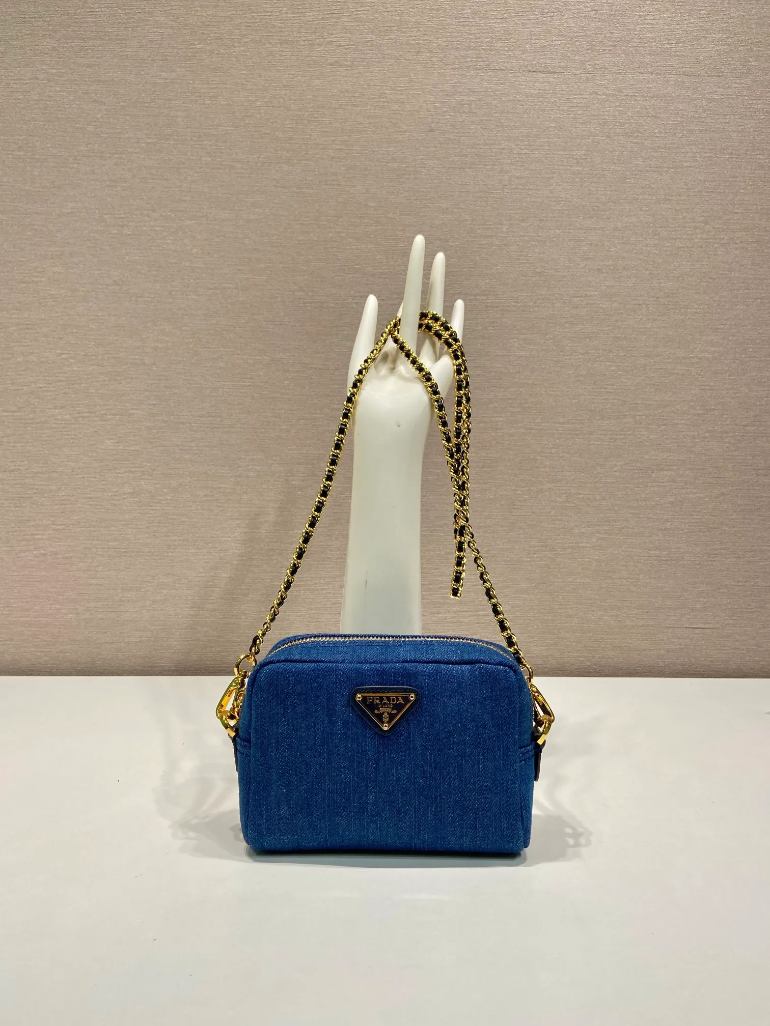 💰720🎉Second-hand denim bag🎉1NS695 small size🎉🎉 This second-hand denim bag is made of imported washed denim and top-quality hardware. It has a large capacity and is equipped with a foldable iron lever. It can also be carried on the shoulder/hand/cross-body. The upper body effect is very beautiful, retro style, beautiful on the street😘Hurry up and get it! 🎉🎉 Length 14x Height 10x Bottom 5cm👏👏👏🎉🎉🎉