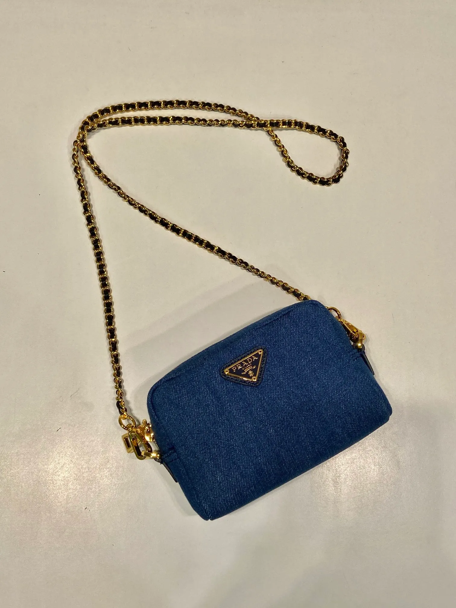 💰720🎉Second-hand denim bag🎉1NS695 small size🎉🎉 This second-hand denim bag is made of imported washed denim and top-quality hardware. It has a large capacity and is equipped with a foldable iron lever. It can also be carried on the shoulder/hand/cross-body. The upper body effect is very beautiful, retro style, beautiful on the street😘Hurry up and get it! 🎉🎉 Length 14x Height 10x Bottom 5cm👏👏👏🎉🎉🎉