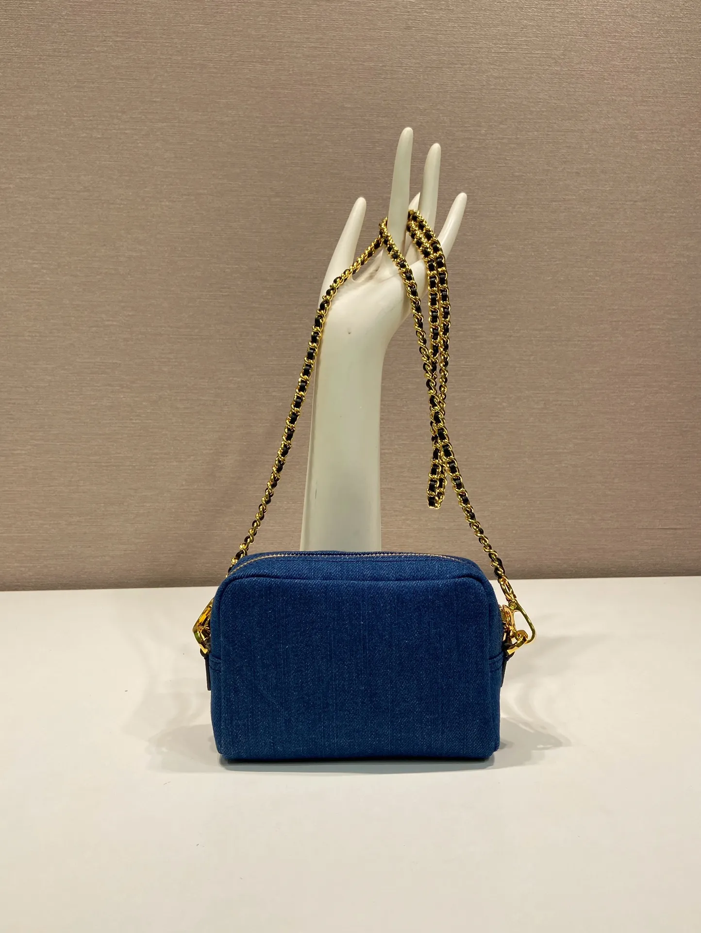💰720🎉Second-hand denim bag🎉1NS695 small size🎉🎉 This second-hand denim bag is made of imported washed denim and top-quality hardware. It has a large capacity and is equipped with a foldable iron lever. It can also be carried on the shoulder/hand/cross-body. The upper body effect is very beautiful, retro style, beautiful on the street😘Hurry up and get it! 🎉🎉 Length 14x Height 10x Bottom 5cm👏👏👏🎉🎉🎉