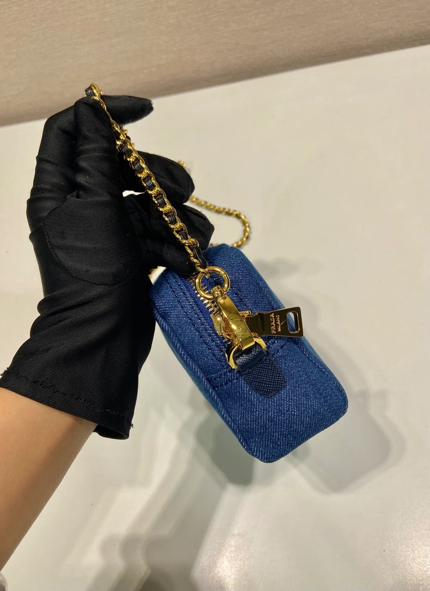 💰720🎉Second-hand denim bag🎉1NS695 small size🎉🎉 This second-hand denim bag is made of imported washed denim and top-quality hardware. It has a large capacity and is equipped with a foldable iron lever. It can also be carried on the shoulder/hand/cross-body. The upper body effect is very beautiful, retro style, beautiful on the street😘Hurry up and get it! 🎉🎉 Length 14x Height 10x Bottom 5cm👏👏👏🎉🎉🎉
