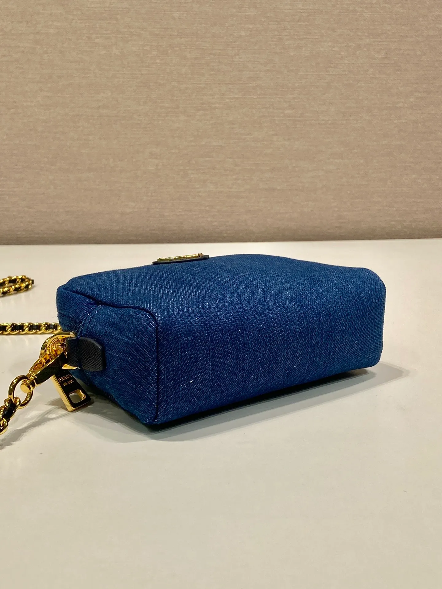 💰720🎉Second-hand denim bag🎉1NS695 small size🎉🎉 This second-hand denim bag is made of imported washed denim and top-quality hardware. It has a large capacity and is equipped with a foldable iron lever. It can also be carried on the shoulder/hand/cross-body. The upper body effect is very beautiful, retro style, beautiful on the street😘Hurry up and get it! 🎉🎉 Length 14x Height 10x Bottom 5cm👏👏👏🎉🎉🎉