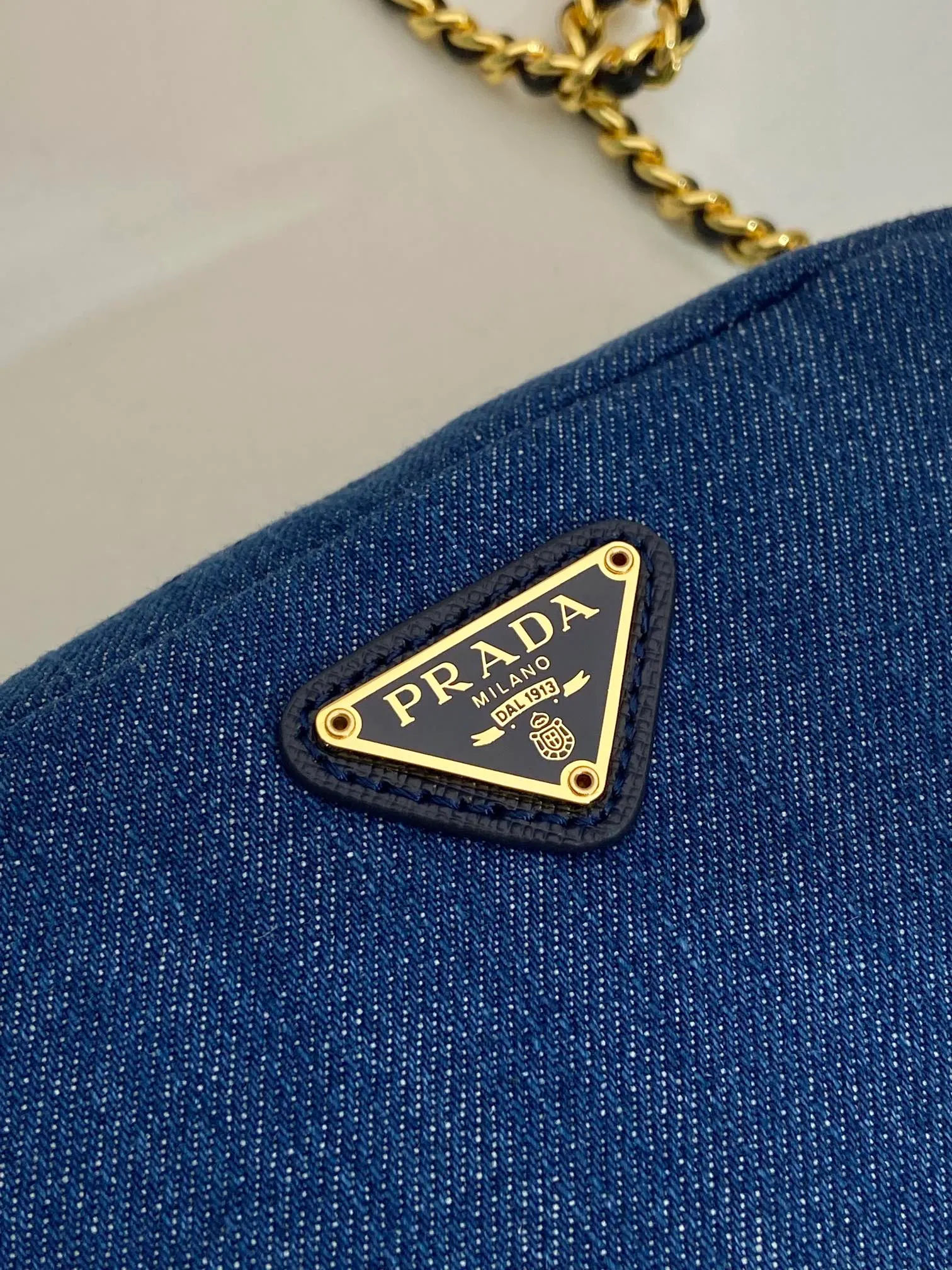 💰720🎉Second-hand denim bag🎉1NS695 small size🎉🎉 This second-hand denim bag is made of imported washed denim and top-quality hardware. It has a large capacity and is equipped with a foldable iron lever. It can also be carried on the shoulder/hand/cross-body. The upper body effect is very beautiful, retro style, beautiful on the street😘Hurry up and get it! 🎉🎉 Length 14x Height 10x Bottom 5cm👏👏👏🎉🎉🎉