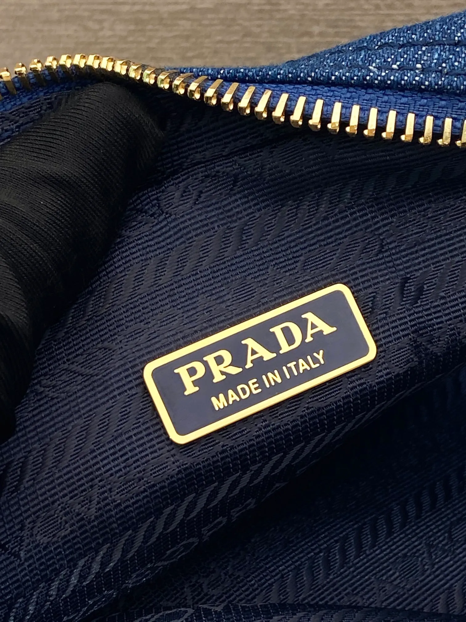 💰720🎉Second-hand denim bag🎉1NS695 small size🎉🎉 This second-hand denim bag is made of imported washed denim and top-quality hardware. It has a large capacity and is equipped with a foldable iron lever. It can also be carried on the shoulder/hand/cross-body. The upper body effect is very beautiful, retro style, beautiful on the street😘Hurry up and get it! 🎉🎉 Length 14x Height 10x Bottom 5cm👏👏👏🎉🎉🎉