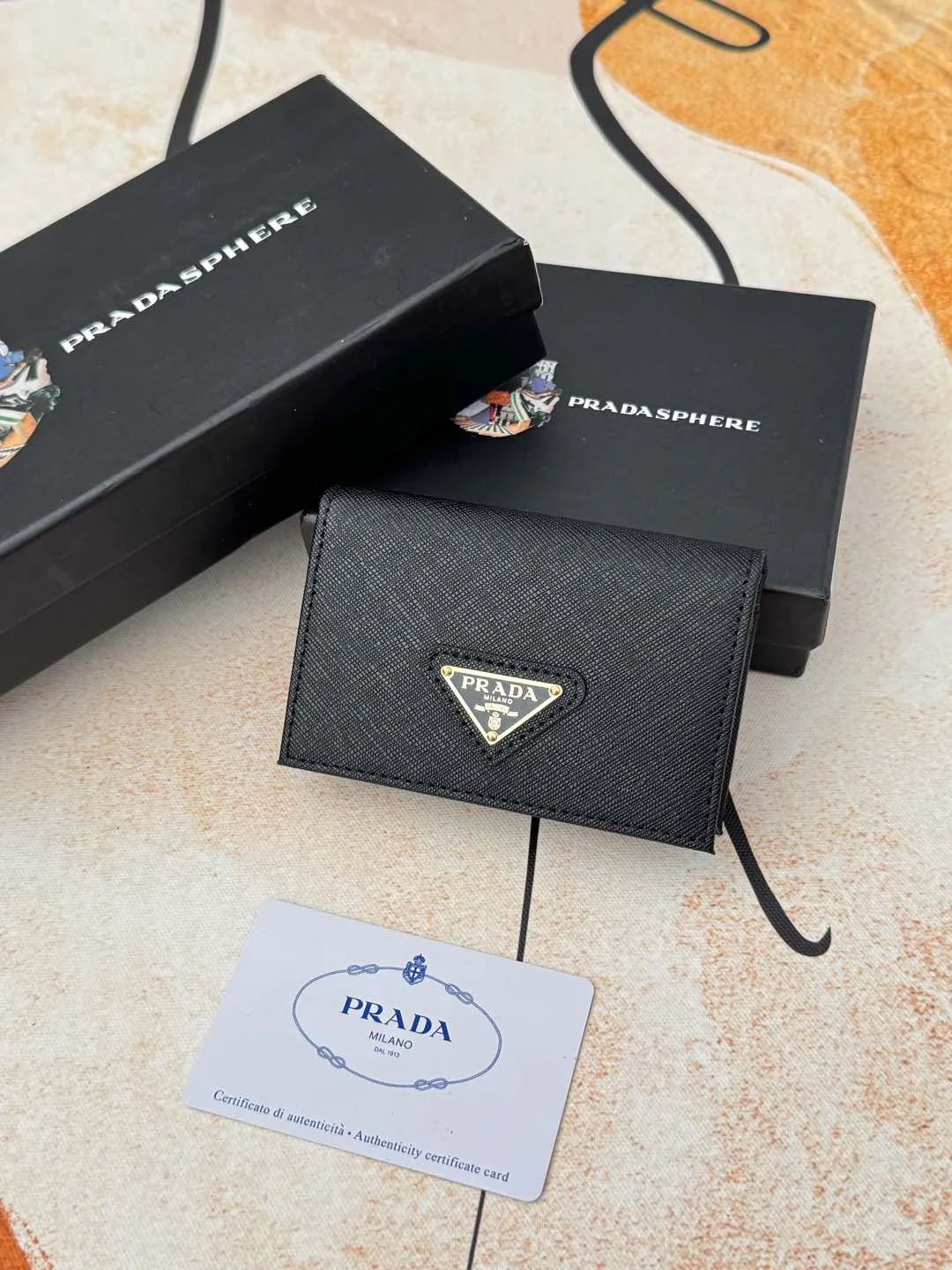 💰120💰PRADA’s popular men’s card holder counter new style, official website synchronization, genuine development, model 2MC122#. Color/picture, real shot 💋Cross-grain cowhide texture is excellent, threaded lining, hardware accessories! Exquisite wiring, even and neat lines, smooth oil edges, size: 11cm long, 6.5cm high