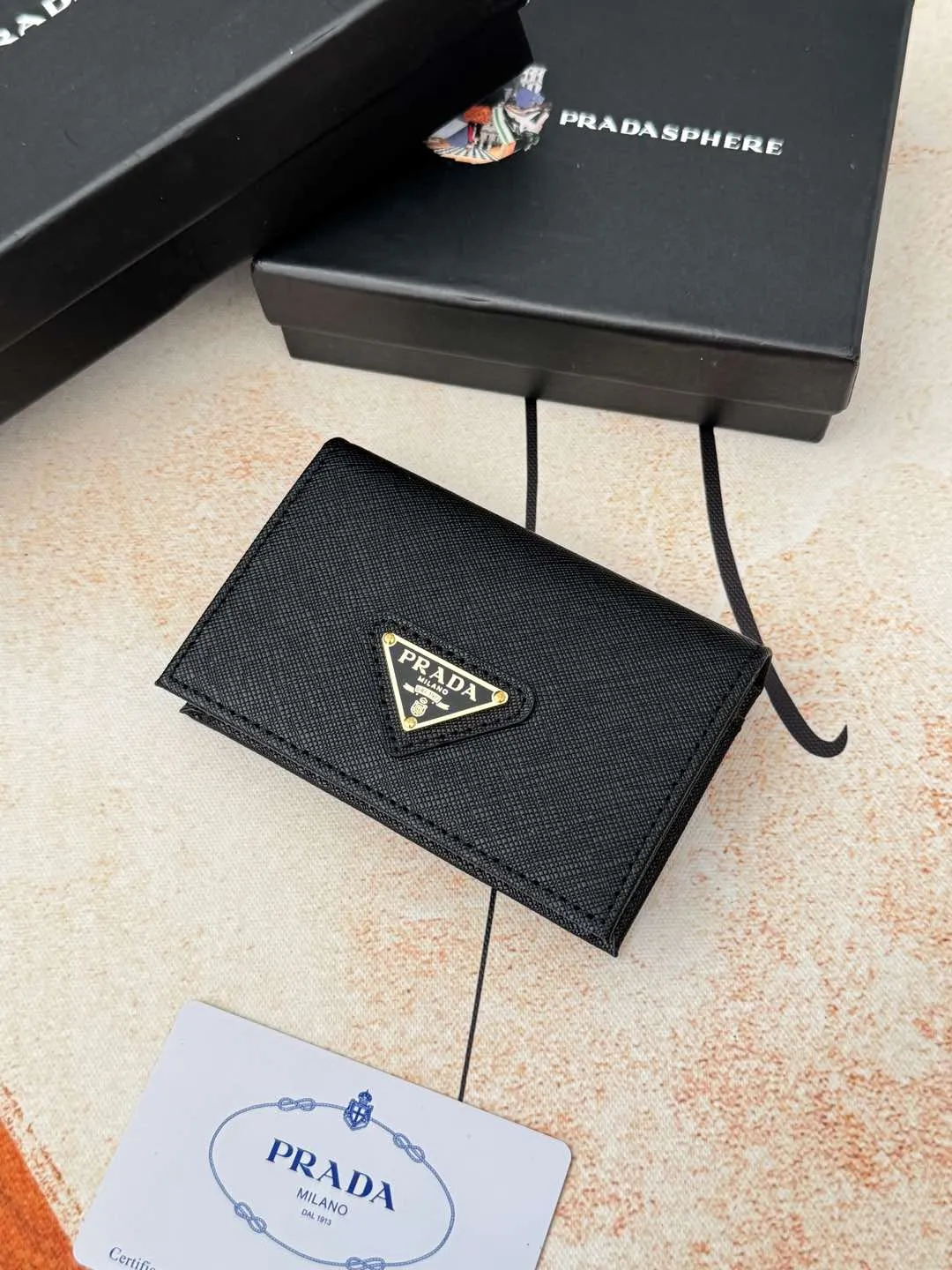 💰120💰PRADA’s popular men’s card holder counter new style, official website synchronization, genuine development, model 2MC122#. Color/picture, real shot 💋Cross-grain cowhide texture is excellent, threaded lining, hardware accessories! Exquisite wiring, even and neat lines, smooth oil edges, size: 11cm long, 6.5cm high