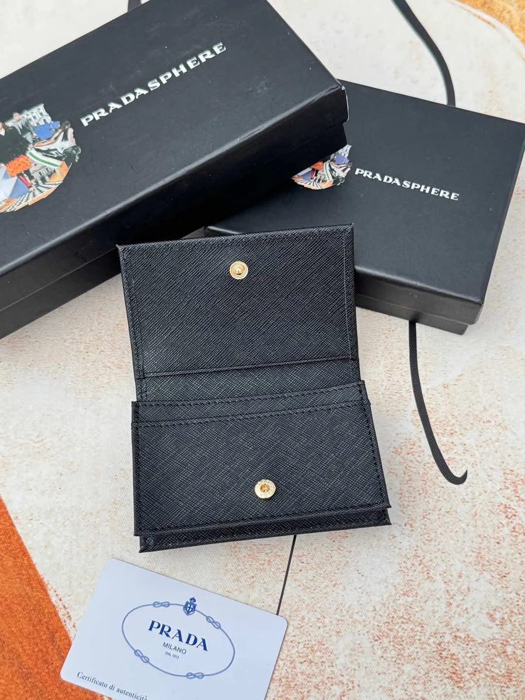 💰120💰PRADA’s popular men’s card holder counter new style, official website synchronization, genuine development, model 2MC122#. Color/picture, real shot 💋Cross-grain cowhide texture is excellent, threaded lining, hardware accessories! Exquisite wiring, even and neat lines, smooth oil edges, size: 11cm long, 6.5cm high
