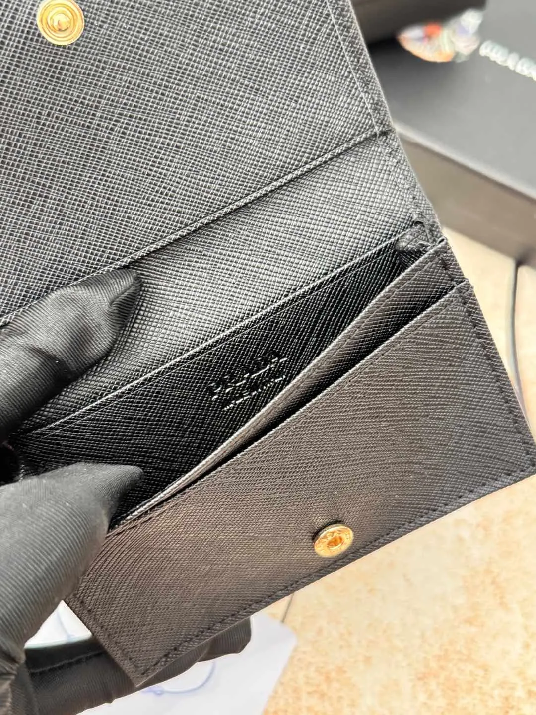 💰120💰PRADA’s popular men’s card holder counter new style, official website synchronization, genuine development, model 2MC122#. Color/picture, real shot 💋Cross-grain cowhide texture is excellent, threaded lining, hardware accessories! Exquisite wiring, even and neat lines, smooth oil edges, size: 11cm long, 6.5cm high