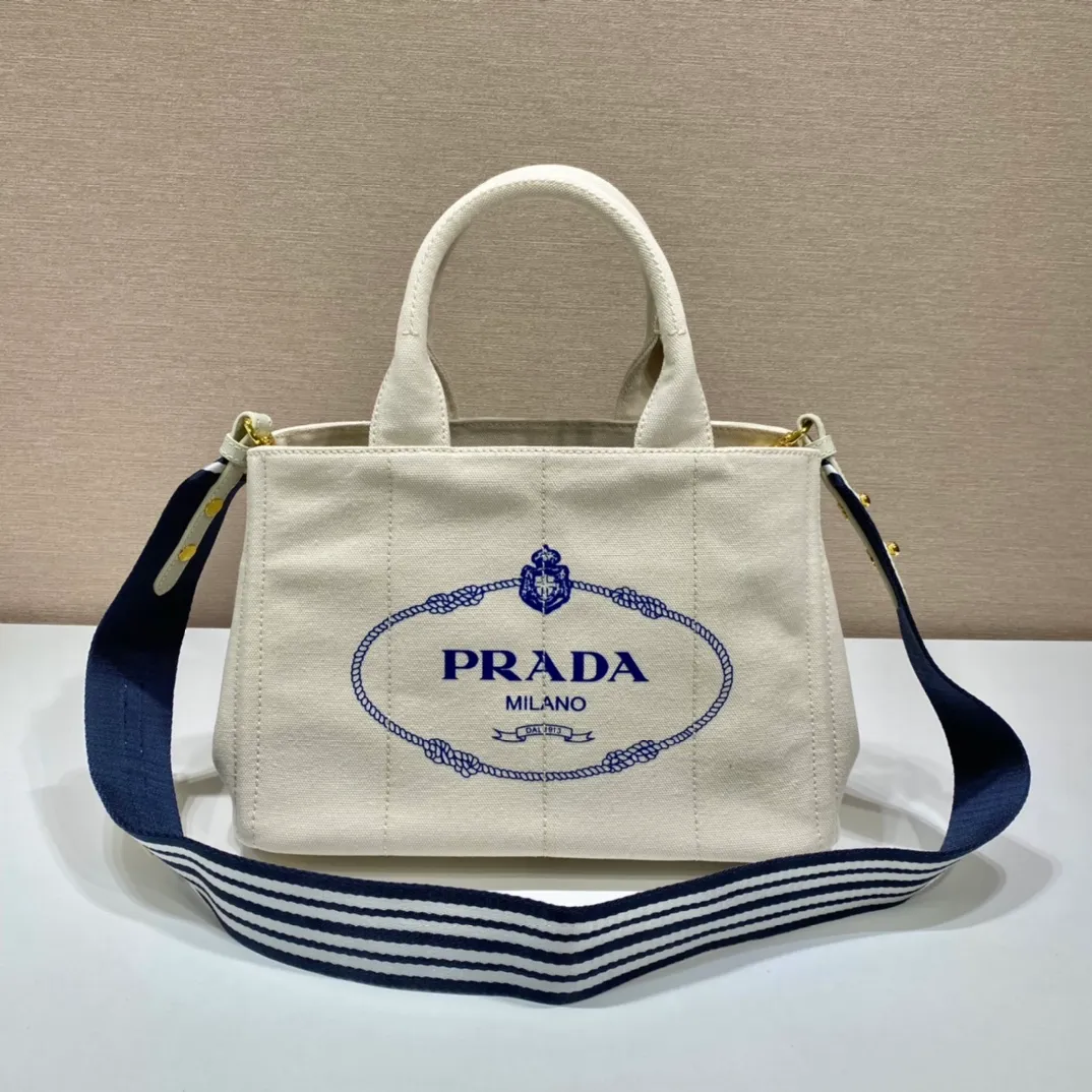 💰1000🎉Classic hot style🎉1BG439🎉🎉 This retro style gardener handbag is made of fabric and printed with a silk printed logo. Triangular logo on the side and decorated with copper accessories, double fabric handles, detachable and adjustable fabric shoulder straps, top-grade copper-plated hardware, simple and elegant, with large space🎉🎉Retro classic and a timeless hot style🎉🎉 Length 28x Height 20x Bottom 15cm🎉🎉🎉💰💰💰