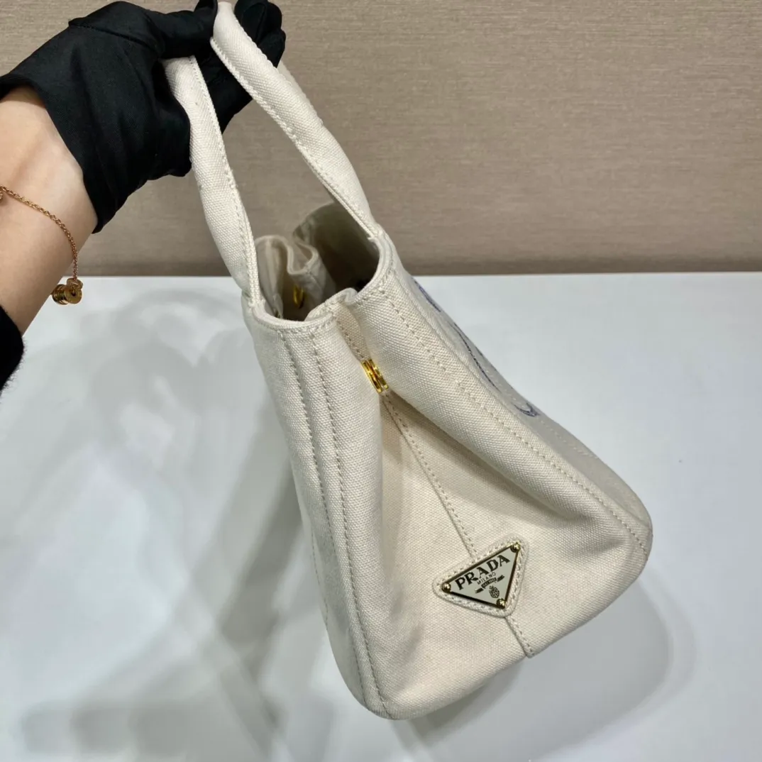 💰1000🎉Classic hot style🎉1BG439🎉🎉 This retro style gardener handbag is made of fabric and printed with a silk printed logo. Triangular logo on the side and decorated with copper accessories, double fabric handles, detachable and adjustable fabric shoulder straps, top-grade copper-plated hardware, simple and elegant, with large space🎉🎉Retro classic and a timeless hot style🎉🎉 Length 28x Height 20x Bottom 15cm🎉🎉🎉💰💰💰