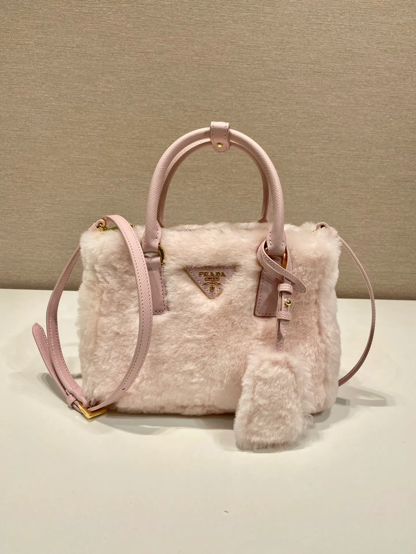 💰1700🎉Killer fur bag🎉1BA906 mini goat hair🎉🎉 This mini killer fur bag is made of imported goat hair and comes with a detachable long shoulder strap that can be carried by hand. What I love most is that there is a small pendant hanging on the shoulder strap. It has an extra touch of sexiness and is lined with sheepskin. It’s so beautiful🎉🎉Simple and fashionable😃 A must-have in winter, I like it for babies. Get it now. Length 20x height 15x base 9.5cm🎉🎉🎉