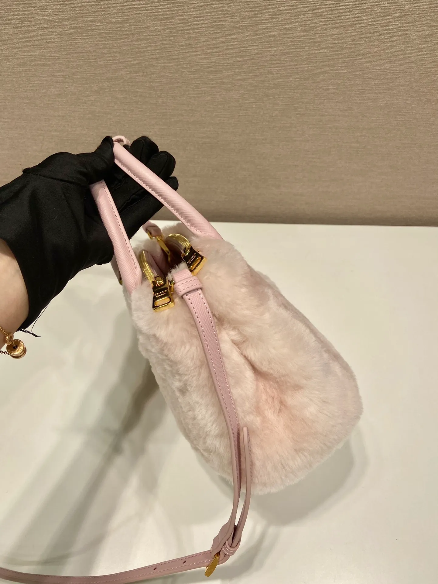 💰1700🎉Killer fur bag🎉1BA906 mini goat hair🎉🎉 This mini killer fur bag is made of imported goat hair and comes with a detachable long shoulder strap that can be carried by hand. What I love most is that there is a small pendant hanging on the shoulder strap. It has an extra touch of sexiness and is lined with sheepskin. It’s so beautiful🎉🎉Simple and fashionable😃 A must-have in winter, I like it for babies. Get it now. Length 20x height 15x base 9.5cm🎉🎉🎉
