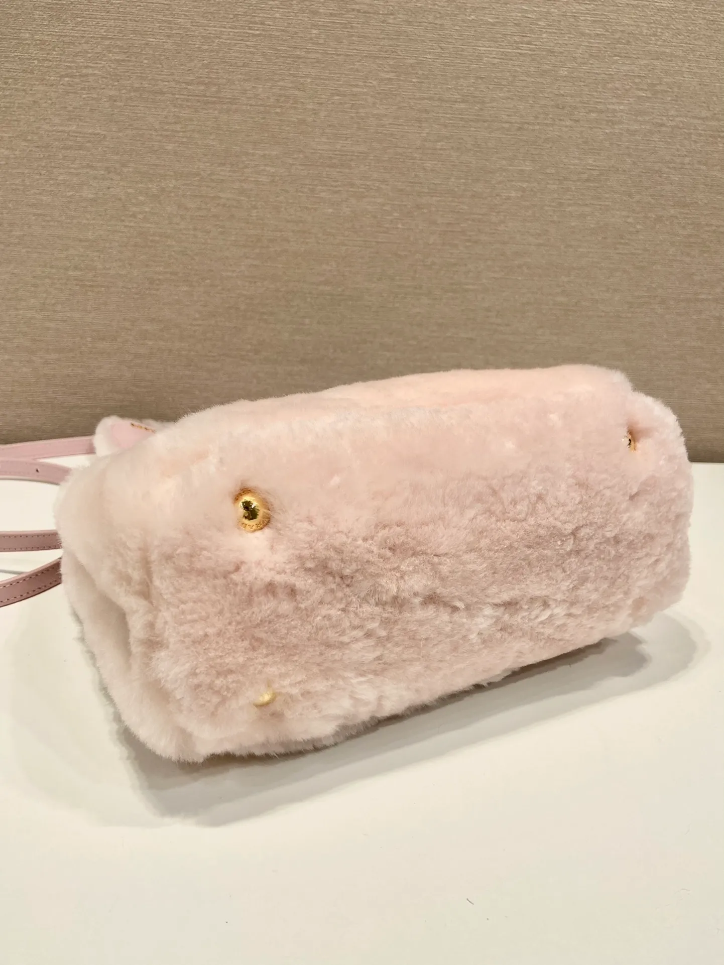 💰1700🎉Killer fur bag🎉1BA906 mini goat hair🎉🎉 This mini killer fur bag is made of imported goat hair and comes with a detachable long shoulder strap that can be carried by hand. What I love most is that there is a small pendant hanging on the shoulder strap. It has an extra touch of sexiness and is lined with sheepskin. It’s so beautiful🎉🎉Simple and fashionable😃 A must-have in winter, I like it for babies. Get it now. Length 20x height 15x base 9.5cm🎉🎉🎉