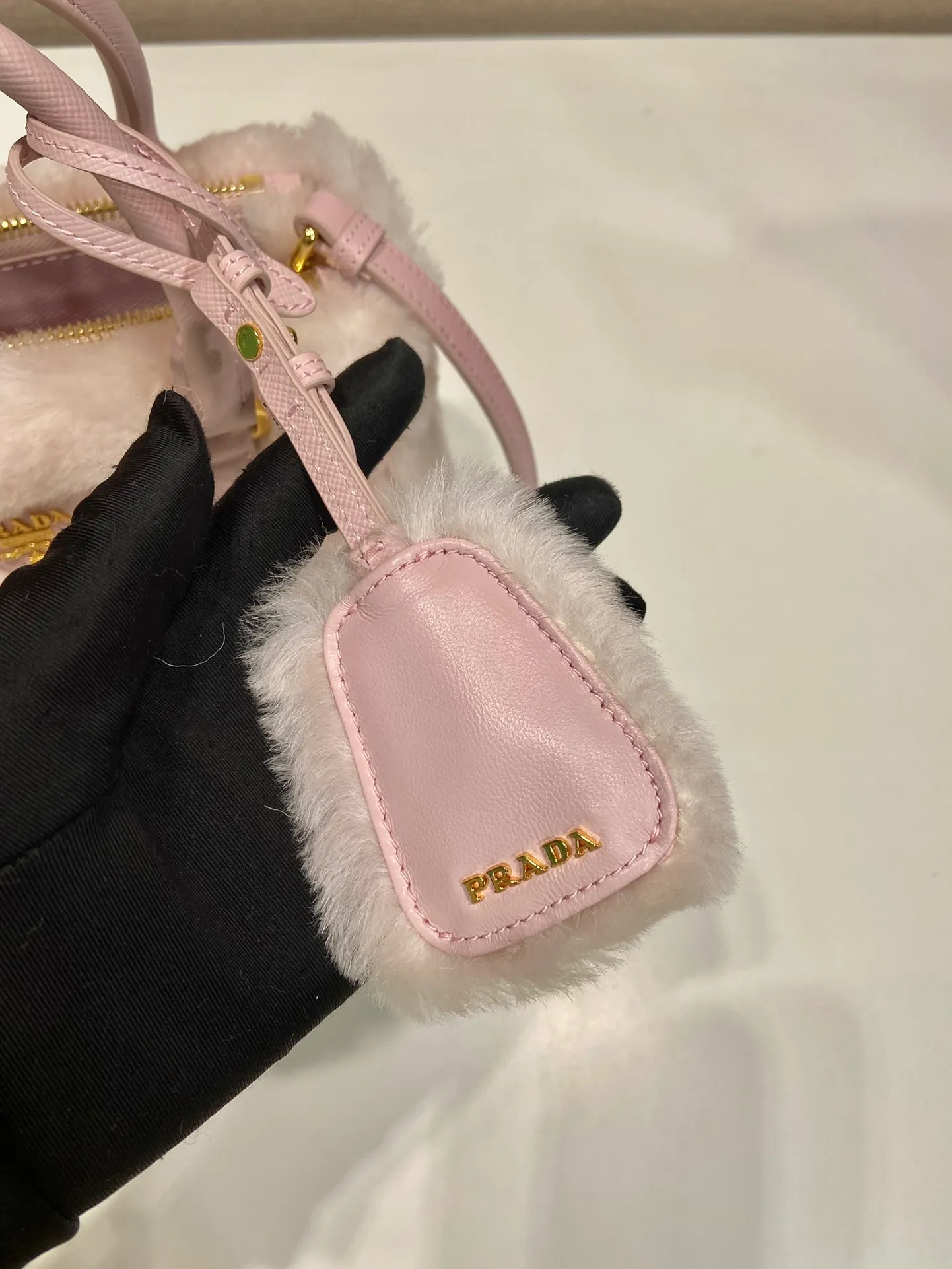💰1700🎉Killer fur bag🎉1BA906 mini goat hair🎉🎉 This mini killer fur bag is made of imported goat hair and comes with a detachable long shoulder strap that can be carried by hand. What I love most is that there is a small pendant hanging on the shoulder strap. It has an extra touch of sexiness and is lined with sheepskin. It’s so beautiful🎉🎉Simple and fashionable😃 A must-have in winter, I like it for babies. Get it now. Length 20x height 15x base 9.5cm🎉🎉🎉