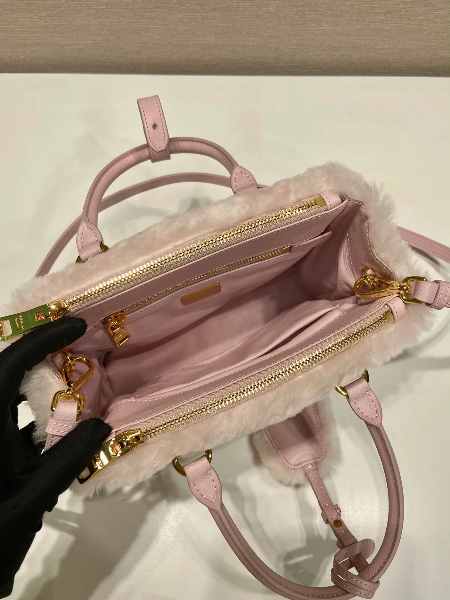 💰1700🎉Killer fur bag🎉1BA906 mini goat hair🎉🎉 This mini killer fur bag is made of imported goat hair and comes with a detachable long shoulder strap that can be carried by hand. What I love most is that there is a small pendant hanging on the shoulder strap. It has an extra touch of sexiness and is lined with sheepskin. It’s so beautiful🎉🎉Simple and fashionable😃 A must-have in winter, I like it for babies. Get it now. Length 20x height 15x base 9.5cm🎉🎉🎉
