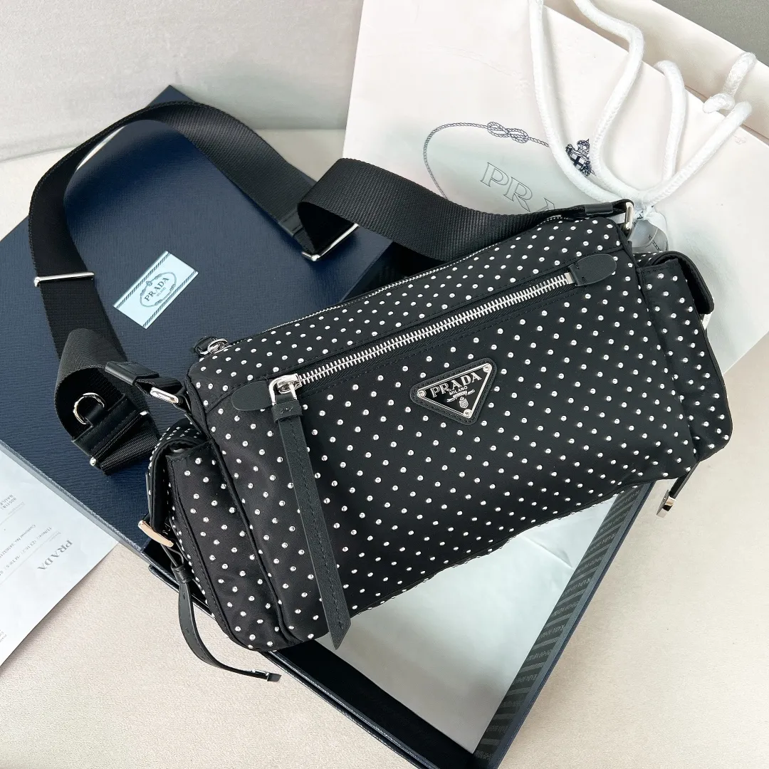 💰1320✨New product debut✨2025 new rivet decoration series crossbody bag 1BC236 Imported recycled nylon fabric with rivet decoration Classic triangle logo The overall bag body is casual and not easy to deform Front zipper pocket ➕Double side pocket design meets various storage needs for daily travel Fashionable and casual, versatile, lightweight, easy to wear, easy to match, casual in different carrying methods and easy to put anywhere Just pick it up and instantly transform into a pretty lady🤩 Size: 26/17/9