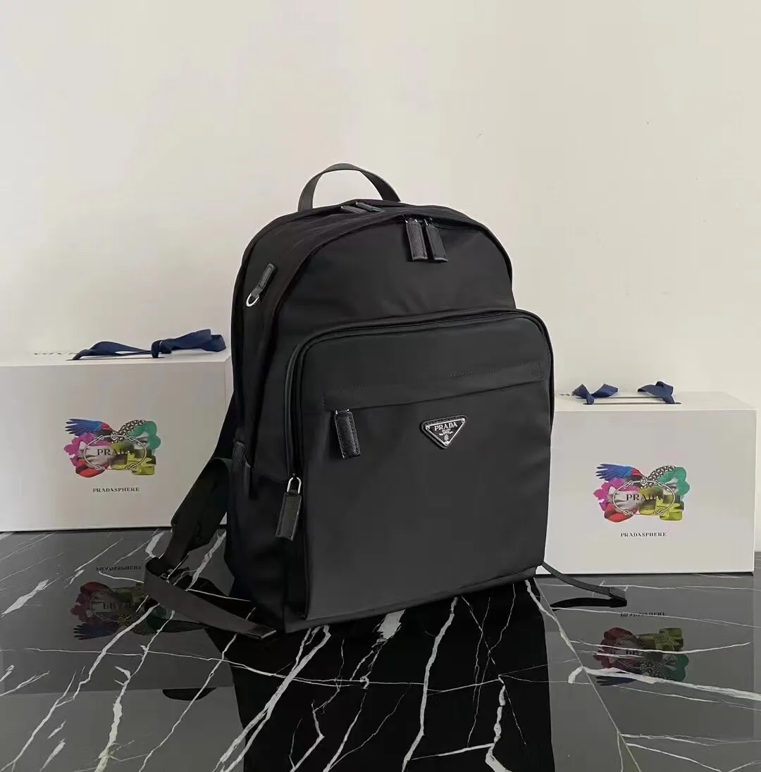 P800¥🎉Exclusive first launch🎉Upgraded version [strong] 2VZ048 backpack, original item👏👏This backpack is outlined with imported Saffiano leather trim, presenting modern minimalist lines👍👍Made of imported nylon fabric and cross-grain cow Made of leather, top polished metal hardware👏👏Padding design on the back/very comfortable, and can be placed on a trolley case😘😘The functional design of the grid is great👍👍Simple and elegant😘Men deserve it🕺🕺Hurry up and get it👏👏Length 31x Height 43.5X Bottom 20cm.