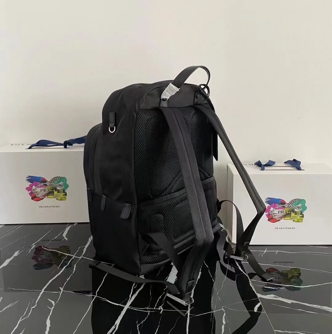 P800¥🎉Exclusive first launch🎉Upgraded version [strong] 2VZ048 backpack, original item👏👏This backpack is outlined with imported Saffiano leather trim, presenting modern minimalist lines👍👍Made of imported nylon fabric and cross-grain cow Made of leather, top polished metal hardware👏👏Padding design on the back/very comfortable, and can be placed on a trolley case😘😘The functional design of the grid is great👍👍Simple and elegant😘Men deserve it🕺🕺Hurry up and get it👏👏Length 31x Height 43.5X Bottom 20cm.