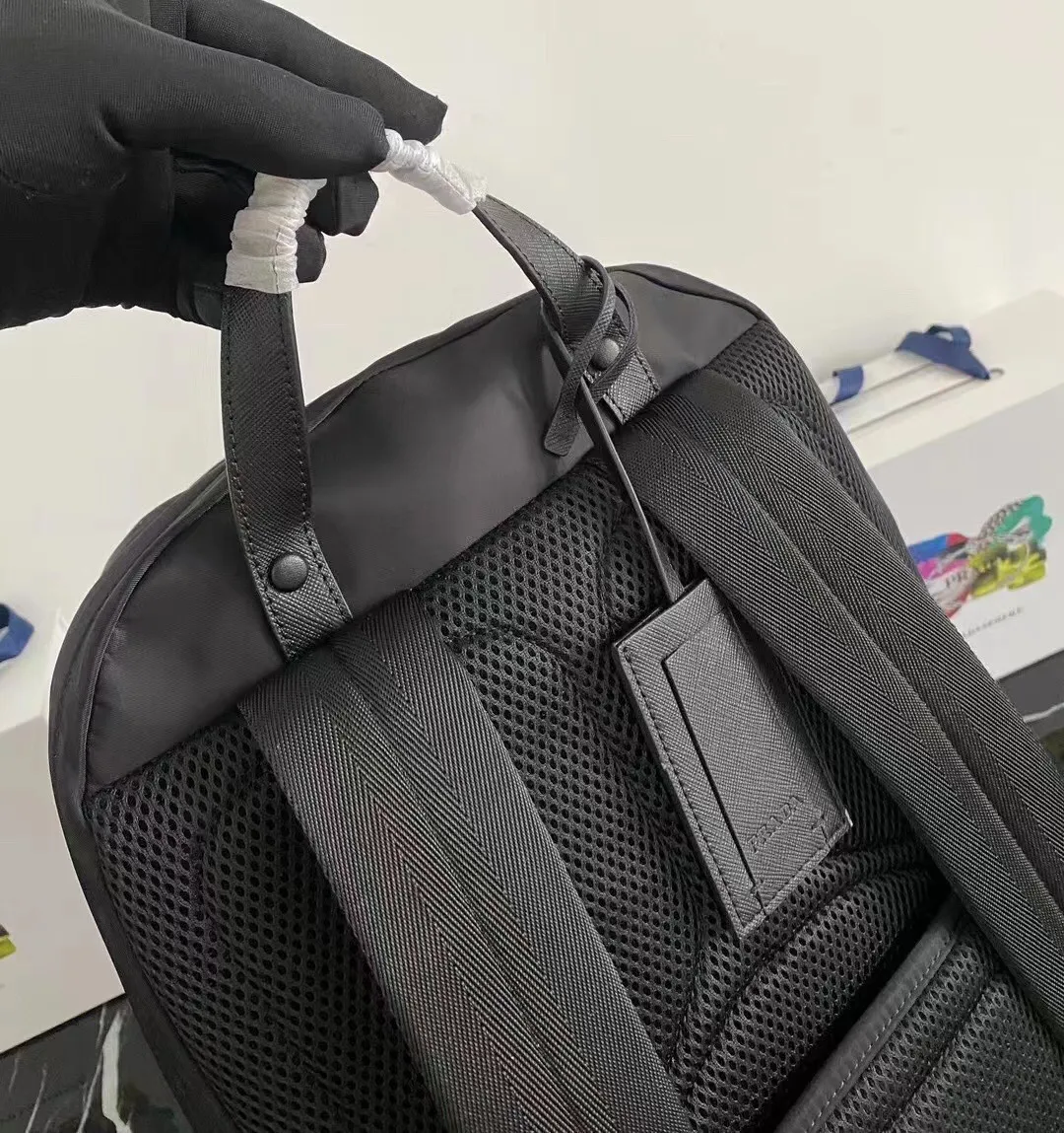 P800¥🎉Exclusive first launch🎉Upgraded version [strong] 2VZ048 backpack, original item👏👏This backpack is outlined with imported Saffiano leather trim, presenting modern minimalist lines👍👍Made of imported nylon fabric and cross-grain cow Made of leather, top polished metal hardware👏👏Padding design on the back/very comfortable, and can be placed on a trolley case😘😘The functional design of the grid is great👍👍Simple and elegant😘Men deserve it🕺🕺Hurry up and get it👏👏Length 31x Height 43.5X Bottom 20cm.