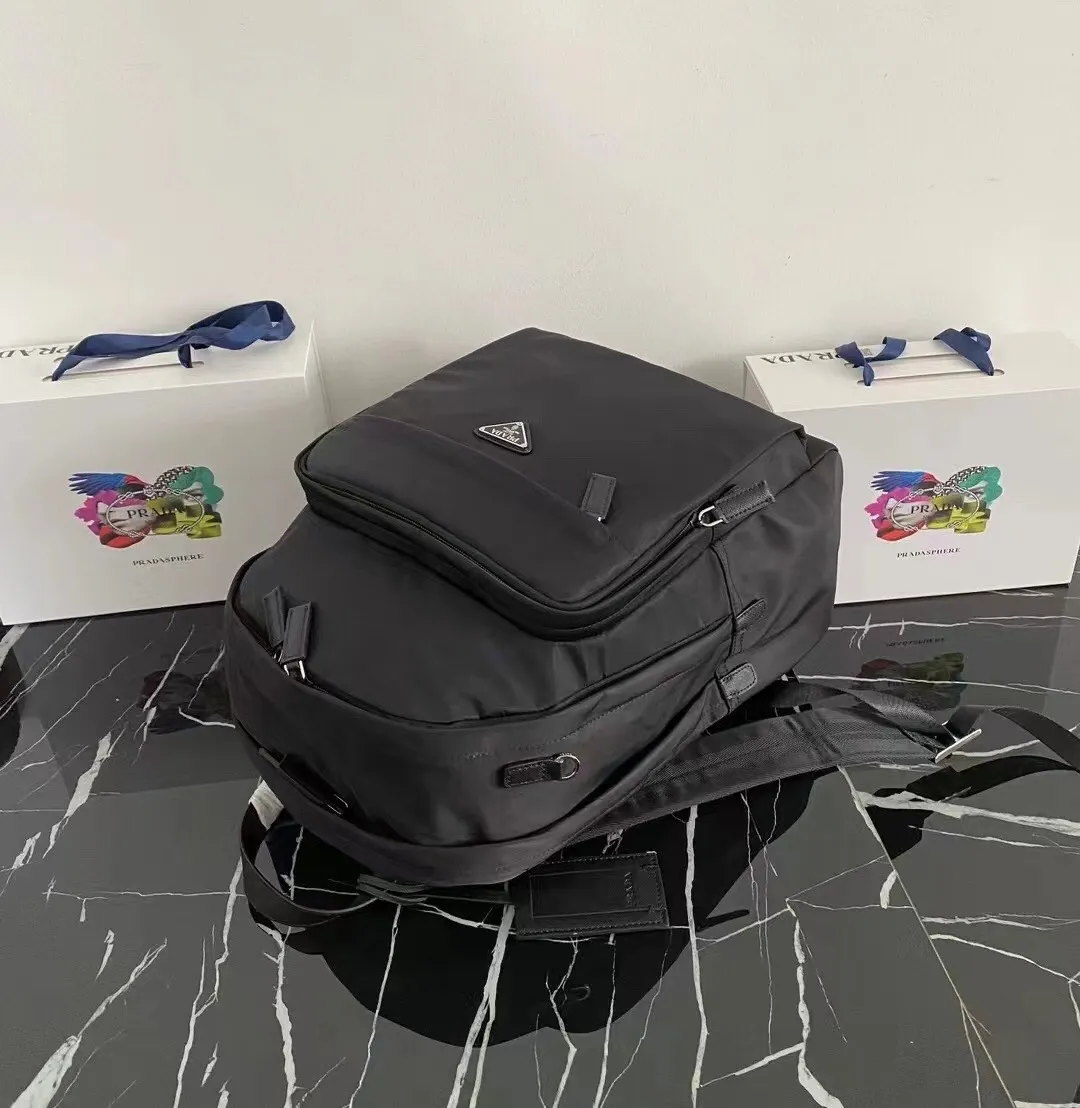 P800¥🎉Exclusive first launch🎉Upgraded version [strong] 2VZ048 backpack, original item👏👏This backpack is outlined with imported Saffiano leather trim, presenting modern minimalist lines👍👍Made of imported nylon fabric and cross-grain cow Made of leather, top polished metal hardware👏👏Padding design on the back/very comfortable, and can be placed on a trolley case😘😘The functional design of the grid is great👍👍Simple and elegant😘Men deserve it🕺🕺Hurry up and get it👏👏Length 31x Height 43.5X Bottom 20cm.