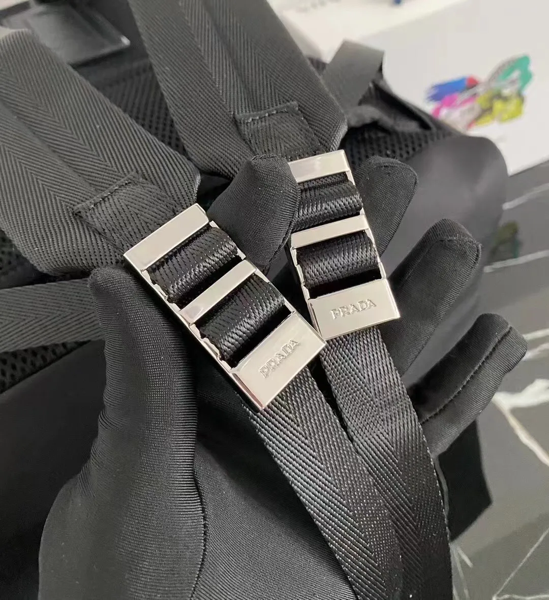 P800¥🎉Exclusive first launch🎉Upgraded version [strong] 2VZ048 backpack, original item👏👏This backpack is outlined with imported Saffiano leather trim, presenting modern minimalist lines👍👍Made of imported nylon fabric and cross-grain cow Made of leather, top polished metal hardware👏👏Padding design on the back/very comfortable, and can be placed on a trolley case😘😘The functional design of the grid is great👍👍Simple and elegant😘Men deserve it🕺🕺Hurry up and get it👏👏Length 31x Height 43.5X Bottom 20cm.