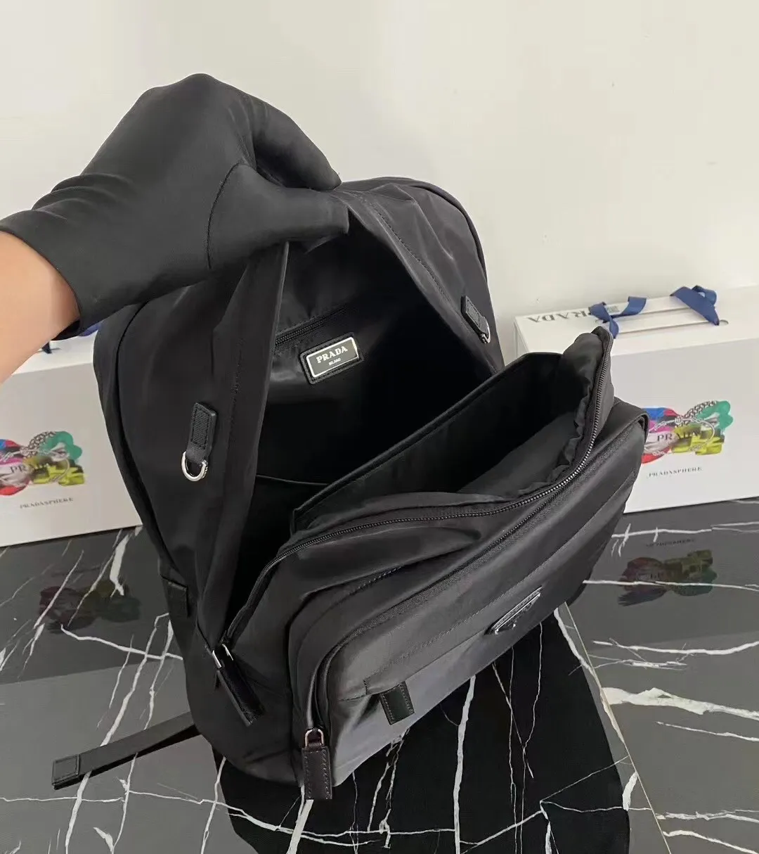 P800¥🎉Exclusive first launch🎉Upgraded version [strong] 2VZ048 backpack, original item👏👏This backpack is outlined with imported Saffiano leather trim, presenting modern minimalist lines👍👍Made of imported nylon fabric and cross-grain cow Made of leather, top polished metal hardware👏👏Padding design on the back/very comfortable, and can be placed on a trolley case😘😘The functional design of the grid is great👍👍Simple and elegant😘Men deserve it🕺🕺Hurry up and get it👏👏Length 31x Height 43.5X Bottom 20cm.