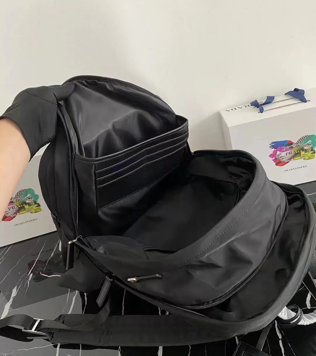 P800¥🎉Exclusive first launch🎉Upgraded version [strong] 2VZ048 backpack, original item👏👏This backpack is outlined with imported Saffiano leather trim, presenting modern minimalist lines👍👍Made of imported nylon fabric and cross-grain cow Made of leather, top polished metal hardware👏👏Padding design on the back/very comfortable, and can be placed on a trolley case😘😘The functional design of the grid is great👍👍Simple and elegant😘Men deserve it🕺🕺Hurry up and get it👏👏Length 31x Height 43.5X Bottom 20cm.
