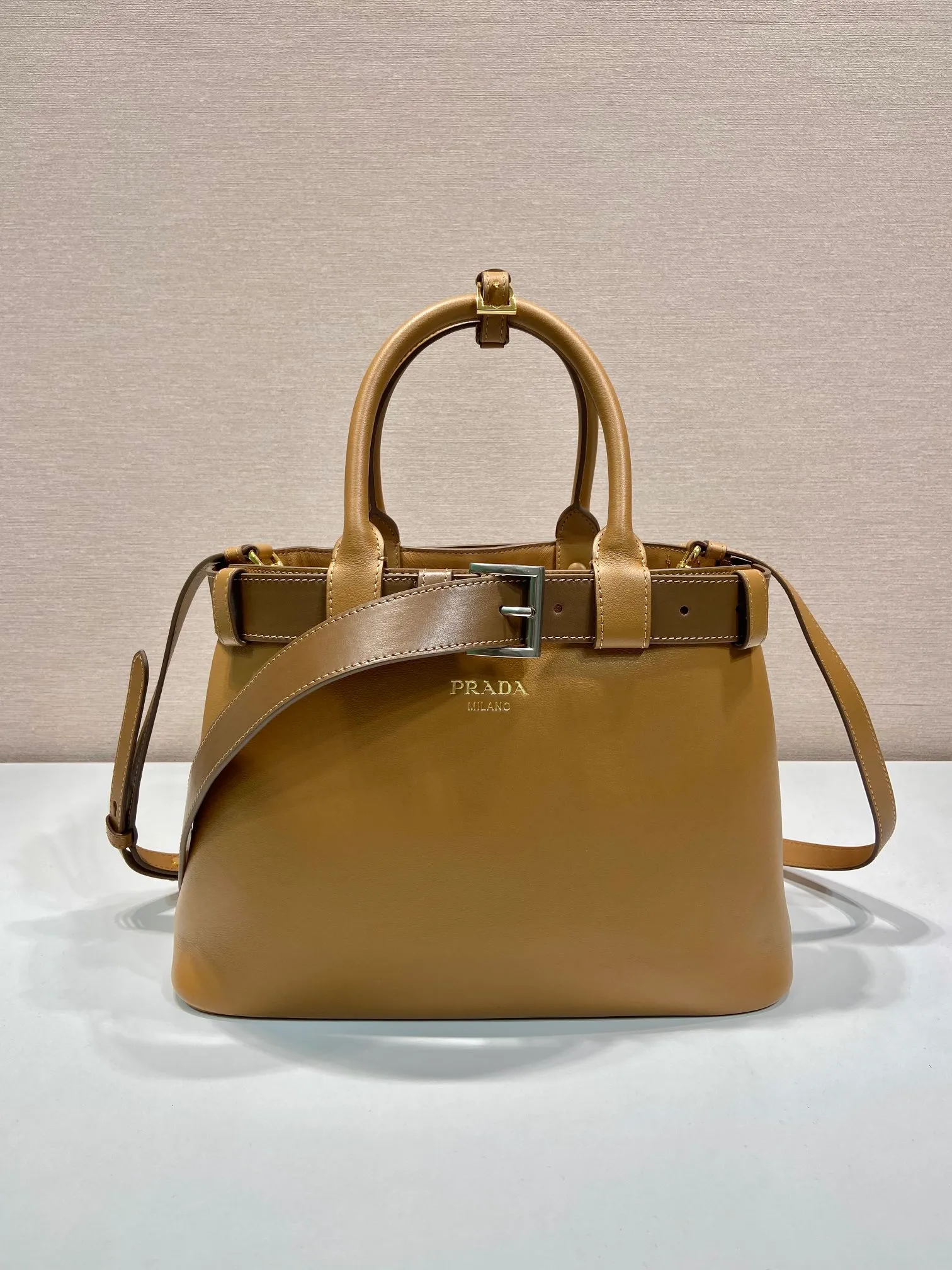 💰2000🎉New women's bag🎉1BA434 small🎉🎉 This handheld women's bag is made of imported calfskin, with imported sheepskin lining. Simple lines and exquisite elements interweave, interpreting the design aesthetics of both elegance and functionality. It not only embodies the modern and simple style, but also comes with replaceable straps and detachable and adjustable long shoulder straps, adding a unique personality embellishment to the entire look. Modern and versatile. Babies who like it, hurry up and get it🎉🎉 Length 32x Height 23x Bottom 11cm🎉🎉🎉👏👏👏