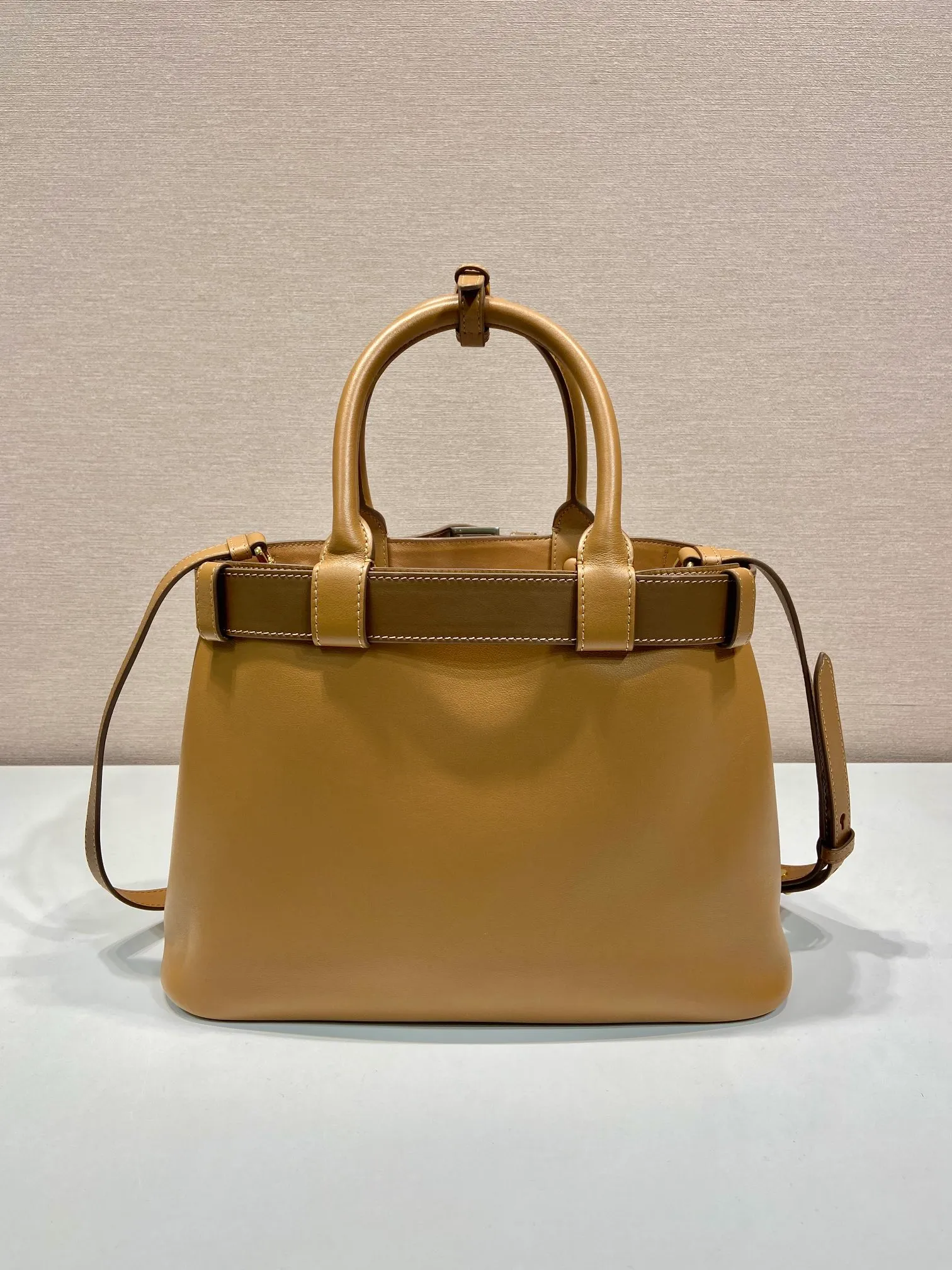 💰2000🎉New women's bag🎉1BA434 small🎉🎉 This handheld women's bag is made of imported calfskin, with imported sheepskin lining. Simple lines and exquisite elements interweave, interpreting the design aesthetics of both elegance and functionality. It not only embodies the modern and simple style, but also comes with replaceable straps and detachable and adjustable long shoulder straps, adding a unique personality embellishment to the entire look. Modern and versatile. Babies who like it, hurry up and get it🎉🎉 Length 32x Height 23x Bottom 11cm🎉🎉🎉👏👏👏