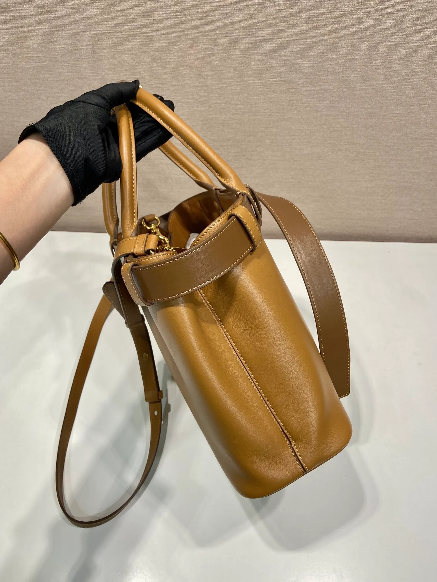 💰2000🎉New women's bag🎉1BA434 small🎉🎉 This handheld women's bag is made of imported calfskin, with imported sheepskin lining. Simple lines and exquisite elements interweave, interpreting the design aesthetics of both elegance and functionality. It not only embodies the modern and simple style, but also comes with replaceable straps and detachable and adjustable long shoulder straps, adding a unique personality embellishment to the entire look. Modern and versatile. Babies who like it, hurry up and get it🎉🎉 Length 32x Height 23x Bottom 11cm🎉🎉🎉👏👏👏
