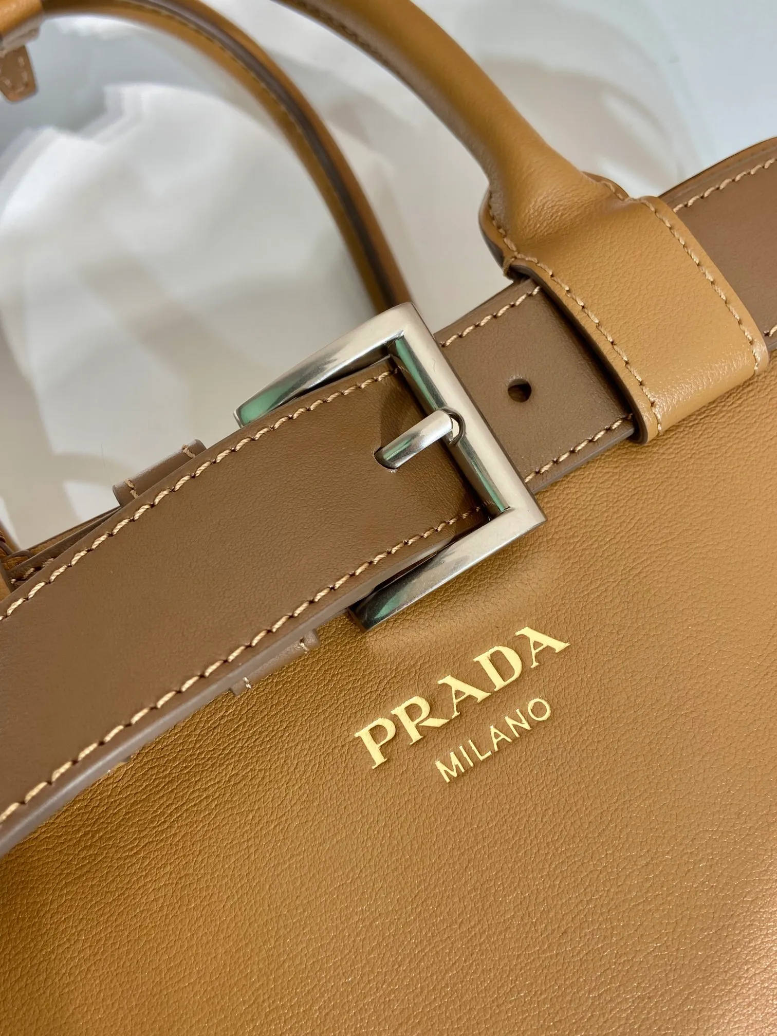 💰2000🎉New women's bag🎉1BA434 small🎉🎉 This handheld women's bag is made of imported calfskin, with imported sheepskin lining. Simple lines and exquisite elements interweave, interpreting the design aesthetics of both elegance and functionality. It not only embodies the modern and simple style, but also comes with replaceable straps and detachable and adjustable long shoulder straps, adding a unique personality embellishment to the entire look. Modern and versatile. Babies who like it, hurry up and get it🎉🎉 Length 32x Height 23x Bottom 11cm🎉🎉🎉👏👏👏