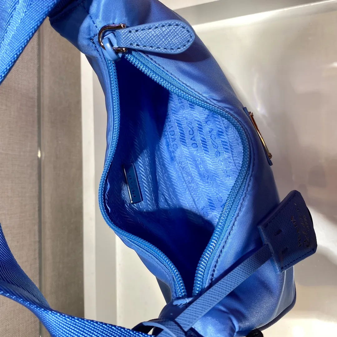 💰660🔥Upgraded board Hobo bag🔥Original quality👍👍1NE515 moon-shaped second-hand bag, made of imported original parachute fabric, lightweight and practical Hobo underarm bag, super simple and eye-catching👍👍, small/light/packable/easy to wear/fashionable armpit bag, and can be carried by hand, super easy to use😍😍. It is currently the most popular bag among celebrities, don’t you feel excited😜😜, ladies, hurry up, length 23x height 13x base 5cm👏👏
