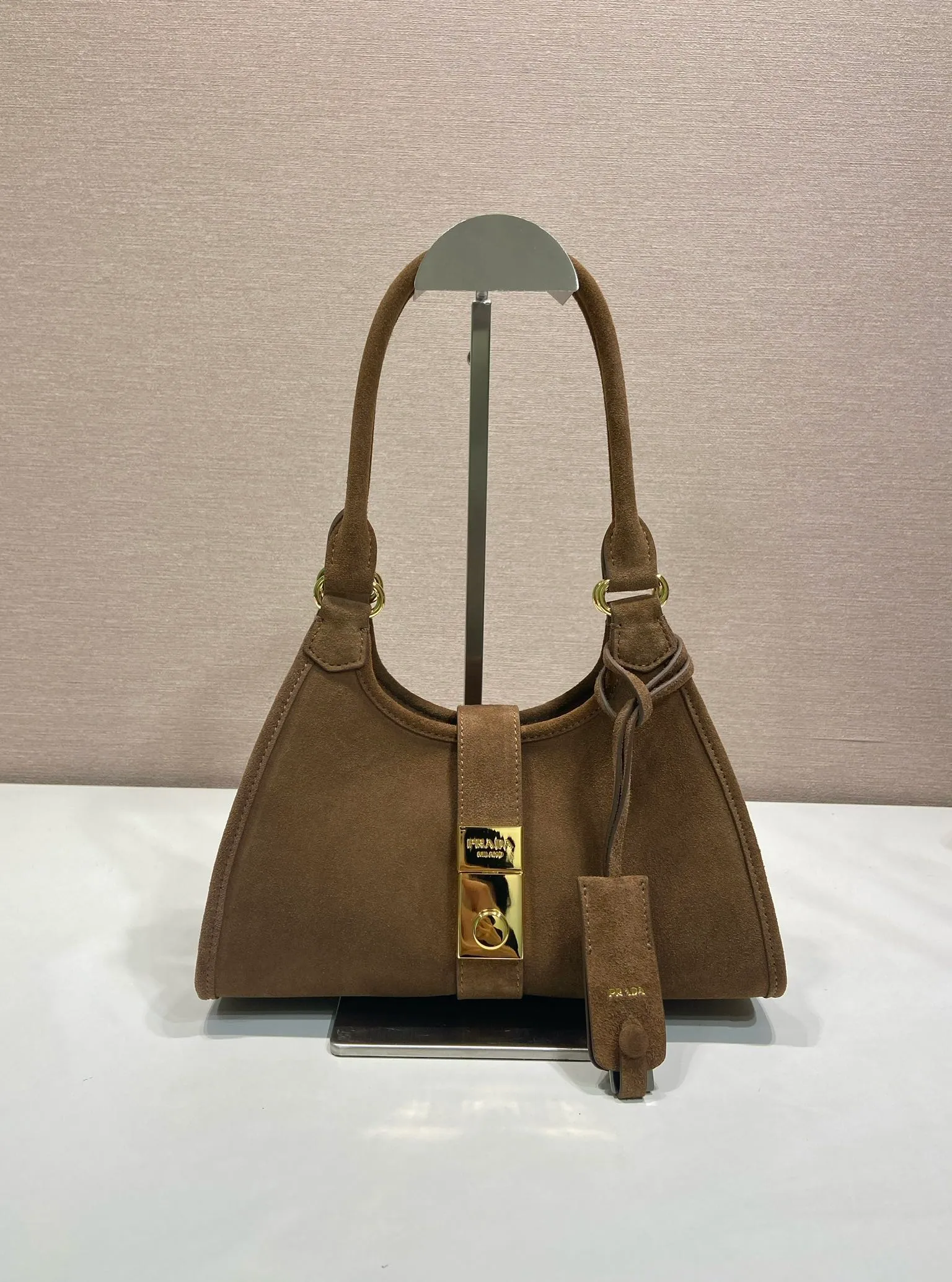 💰1360🎉New product🎉1BG580 suede leather🎉🎉 This mini catwalk model is made of imported suede leather, top-grade hardware, and the front panel is equipped with a buckle lock opening and closing. It has a large capacity and can be carried by hand or on the shoulder. The upper body effect is very stylish. If you like babies, hurry up and get it🎉🎉 Length 26x height 18x base 12cm🎉🎉🎉💰💰💰