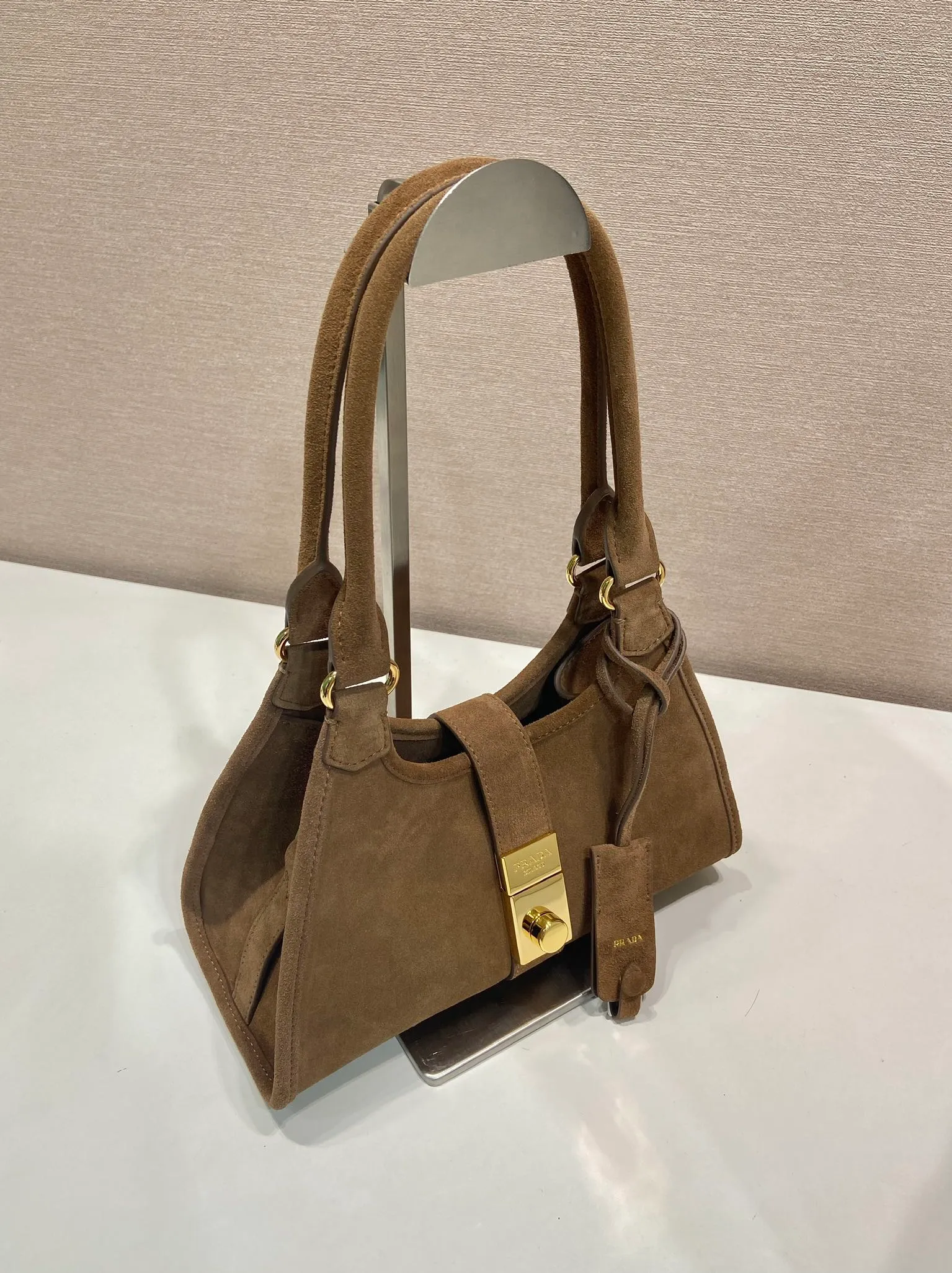💰1360🎉New product🎉1BG580 suede leather🎉🎉 This mini catwalk model is made of imported suede leather, top-grade hardware, and the front panel is equipped with a buckle lock opening and closing. It has a large capacity and can be carried by hand or on the shoulder. The upper body effect is very stylish. If you like babies, hurry up and get it🎉🎉 Length 26x height 18x base 12cm🎉🎉🎉💰💰💰