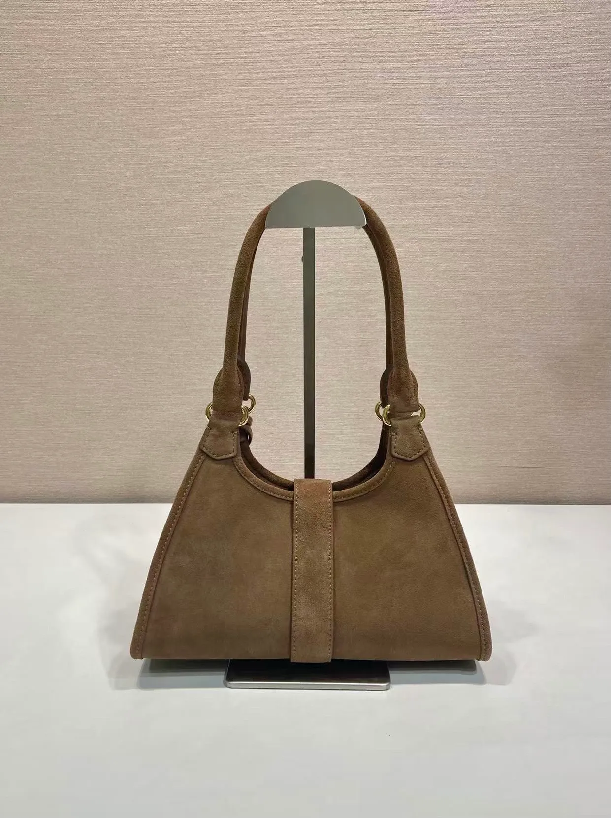 💰1360🎉New product🎉1BG580 suede leather🎉🎉 This mini catwalk model is made of imported suede leather, top-grade hardware, and the front panel is equipped with a buckle lock opening and closing. It has a large capacity and can be carried by hand or on the shoulder. The upper body effect is very stylish. If you like babies, hurry up and get it🎉🎉 Length 26x height 18x base 12cm🎉🎉🎉💰💰💰