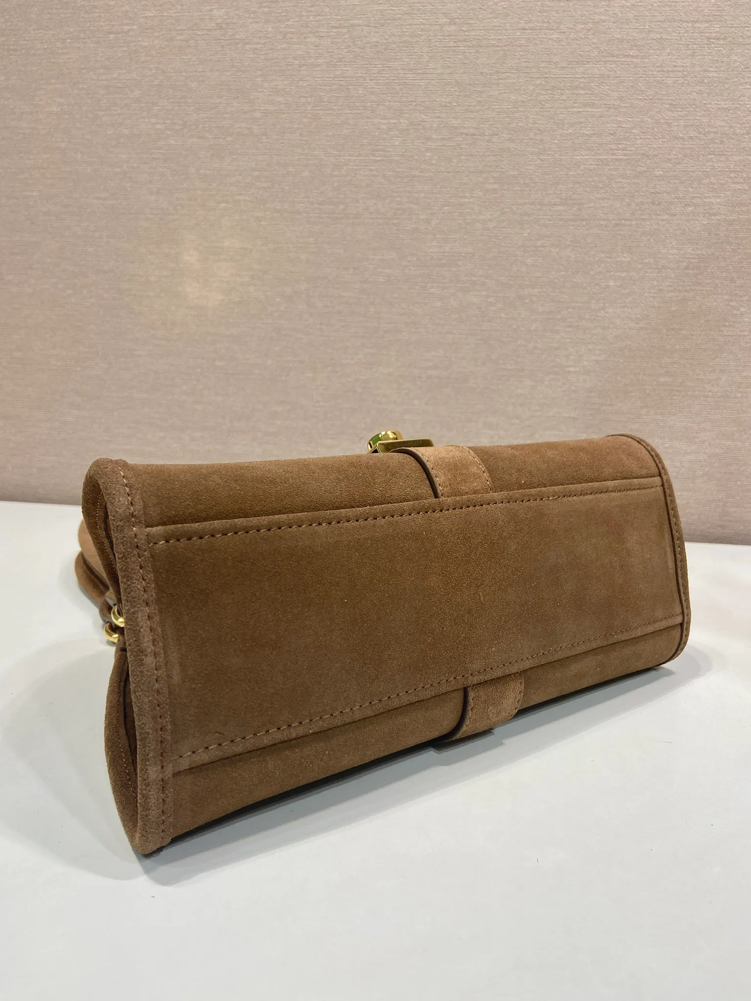 💰1360🎉New product🎉1BG580 suede leather🎉🎉 This mini catwalk model is made of imported suede leather, top-grade hardware, and the front panel is equipped with a buckle lock opening and closing. It has a large capacity and can be carried by hand or on the shoulder. The upper body effect is very stylish. If you like babies, hurry up and get it🎉🎉 Length 26x height 18x base 12cm🎉🎉🎉💰💰💰