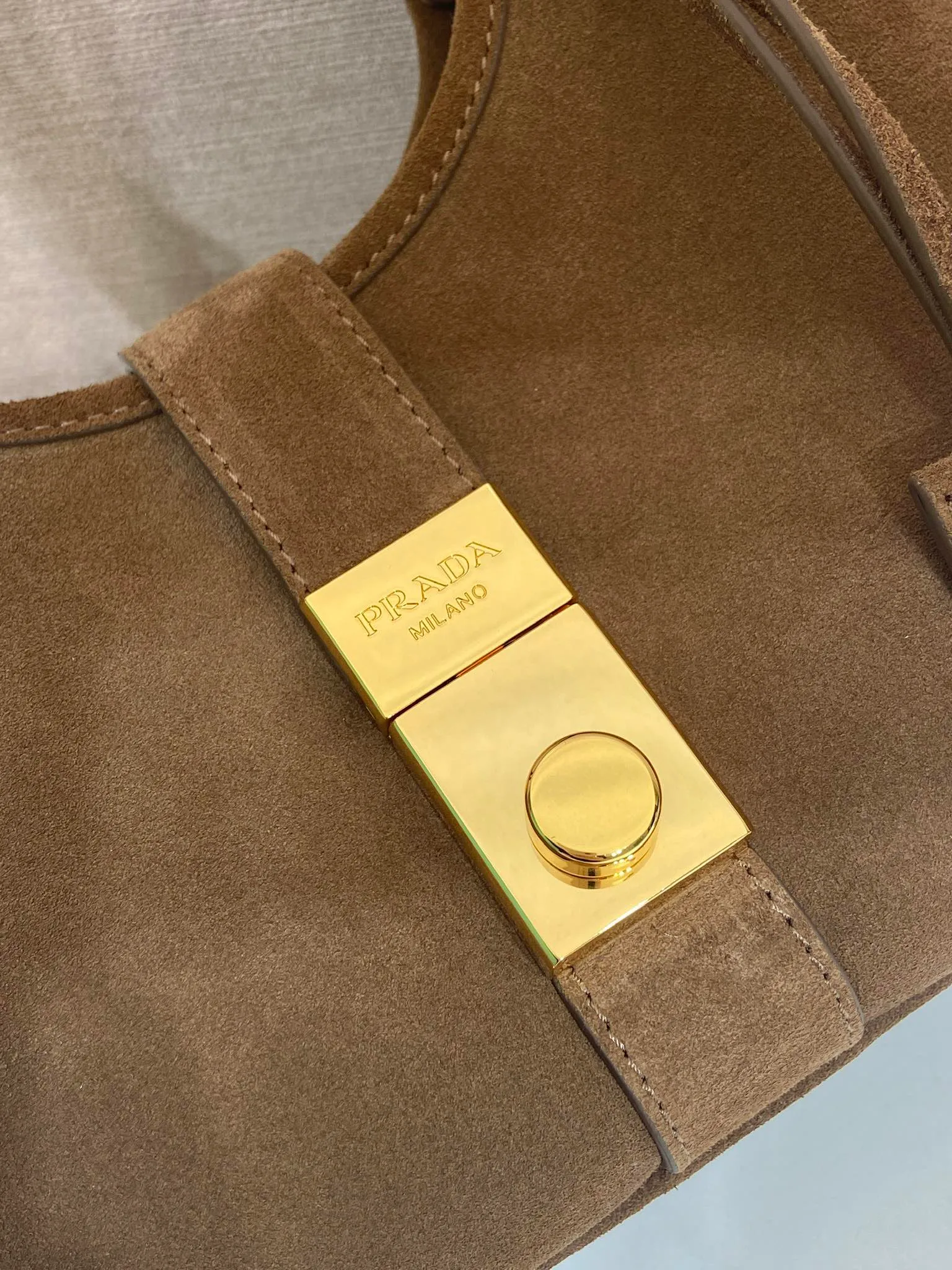 💰1360🎉New product🎉1BG580 suede leather🎉🎉 This mini catwalk model is made of imported suede leather, top-grade hardware, and the front panel is equipped with a buckle lock opening and closing. It has a large capacity and can be carried by hand or on the shoulder. The upper body effect is very stylish. If you like babies, hurry up and get it🎉🎉 Length 26x height 18x base 12cm🎉🎉🎉💰💰💰