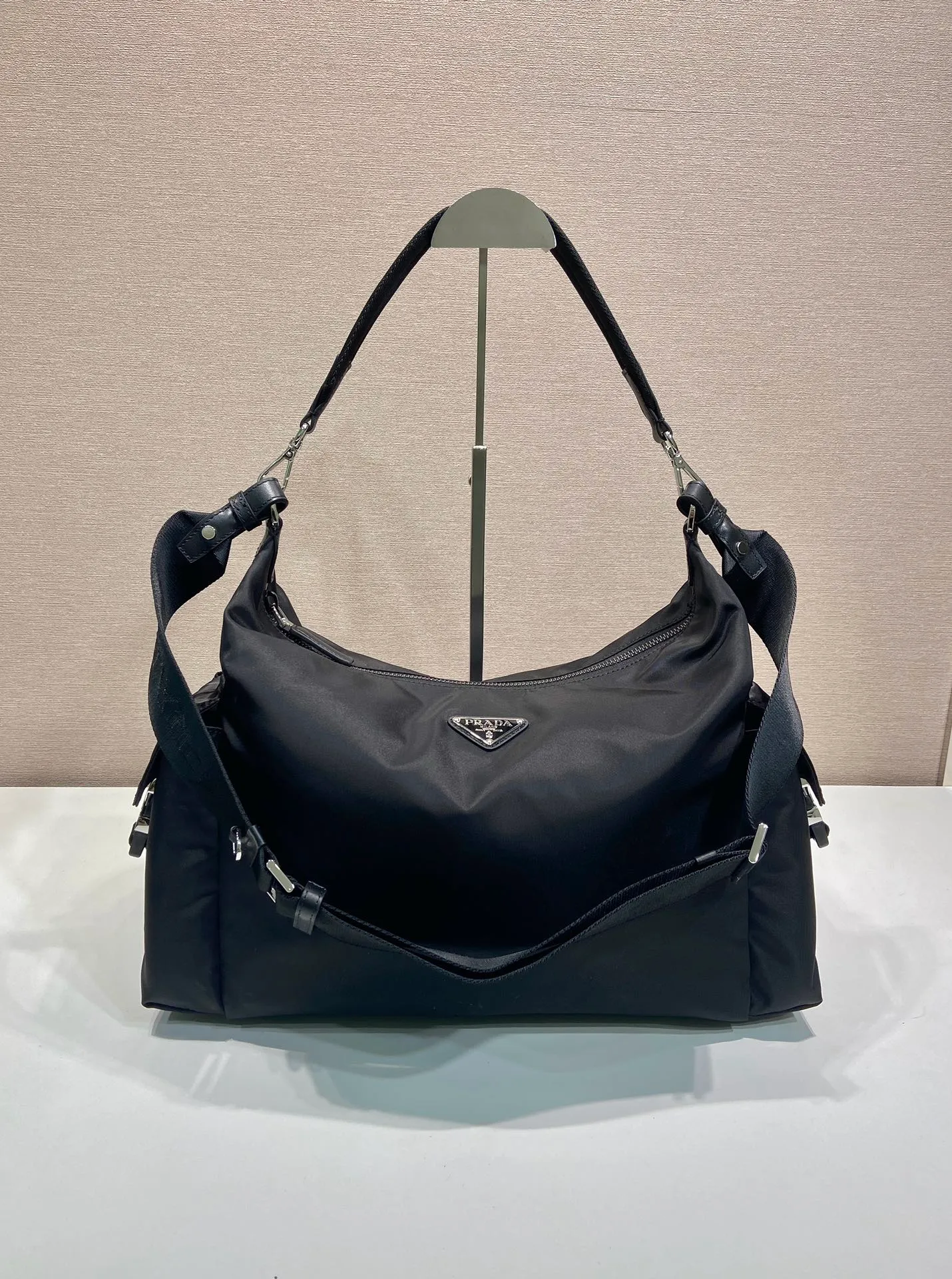 💰1300🎉New Men's Style🎉2VH204 Explore Bag🎉🎉 This Explore bag is the perfect combination of sophistication and functionality, embodying a vibrant modern style. This bag reinterprets the nylon hobo silhouette and features 2 detachable handles and shoulder straps for versatile wear. Leather details and metal hardware complete the multi-pocket design, built for urban adventures and outdoor adventures. It has a large capacity and is a popular model that will never go out of style. Hurry up and get it🎉🎉 Length 43x Height 29.5x Bottom 15cm🎉🎉🎉💰💰💰