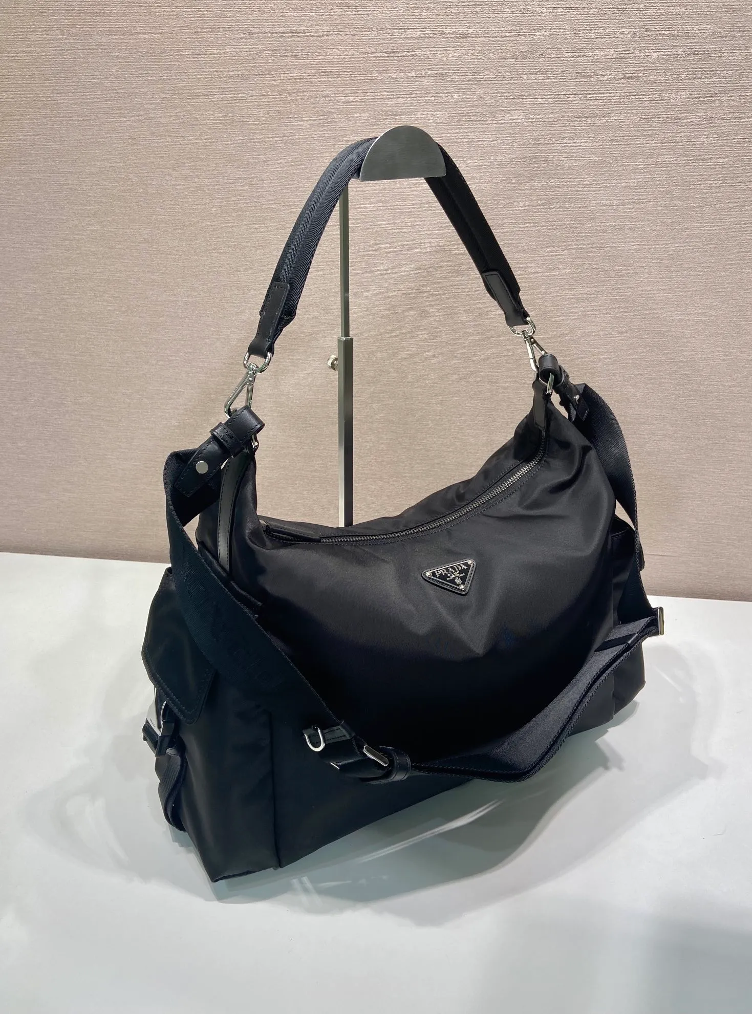💰1300🎉New Men's Style🎉2VH204 Explore Bag🎉🎉 This Explore bag is the perfect combination of sophistication and functionality, embodying a vibrant modern style. This bag reinterprets the nylon hobo silhouette and features 2 detachable handles and shoulder straps for versatile wear. Leather details and metal hardware complete the multi-pocket design, built for urban adventures and outdoor adventures. It has a large capacity and is a popular model that will never go out of style. Hurry up and get it🎉🎉 Length 43x Height 29.5x Bottom 15cm🎉🎉🎉💰💰💰