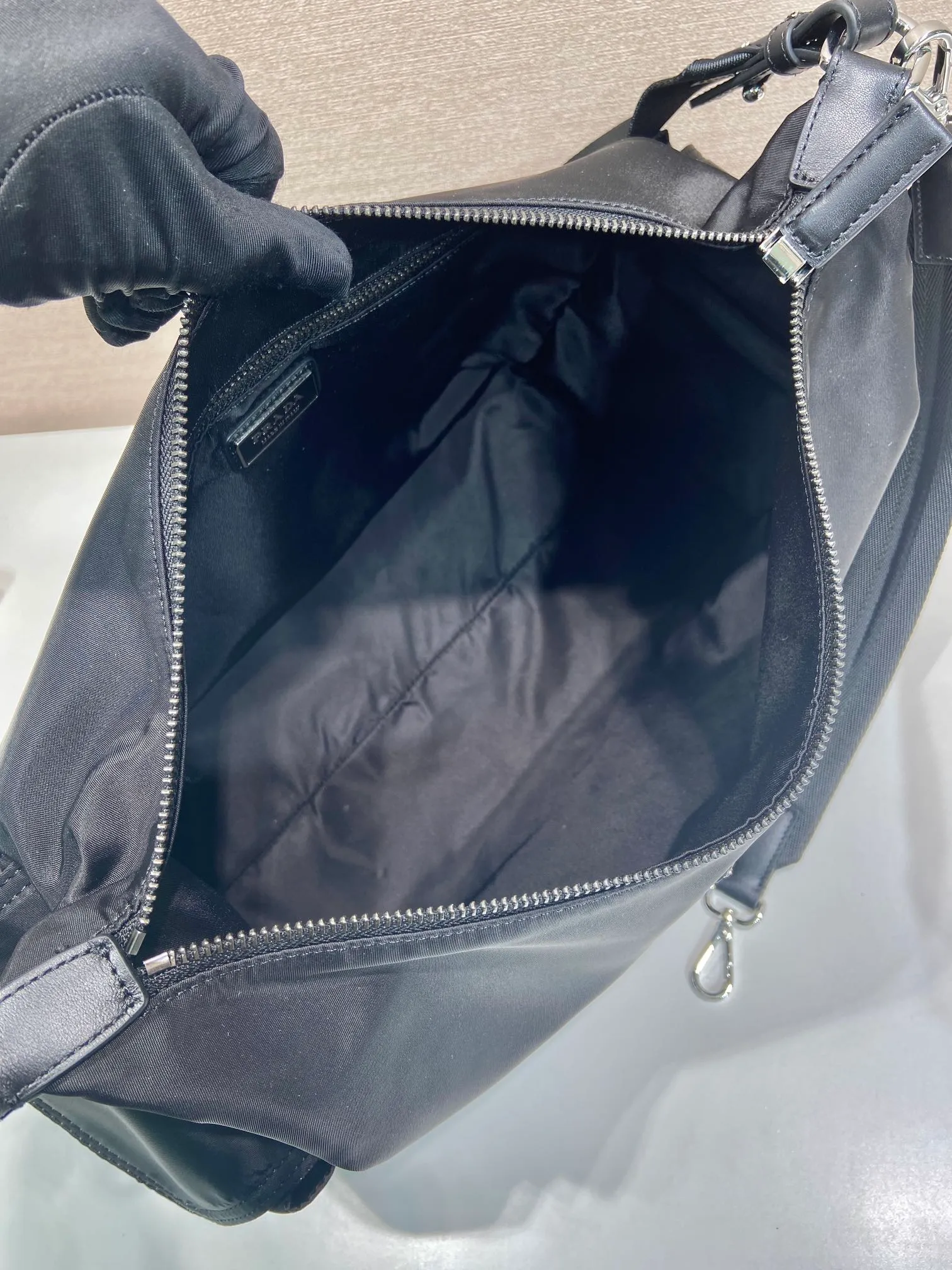 💰1300🎉New Men's Style🎉2VH204 Explore Bag🎉🎉 This Explore bag is the perfect combination of sophistication and functionality, embodying a vibrant modern style. This bag reinterprets the nylon hobo silhouette and features 2 detachable handles and shoulder straps for versatile wear. Leather details and metal hardware complete the multi-pocket design, built for urban adventures and outdoor adventures. It has a large capacity and is a popular model that will never go out of style. Hurry up and get it🎉🎉 Length 43x Height 29.5x Bottom 15cm🎉🎉🎉💰💰💰