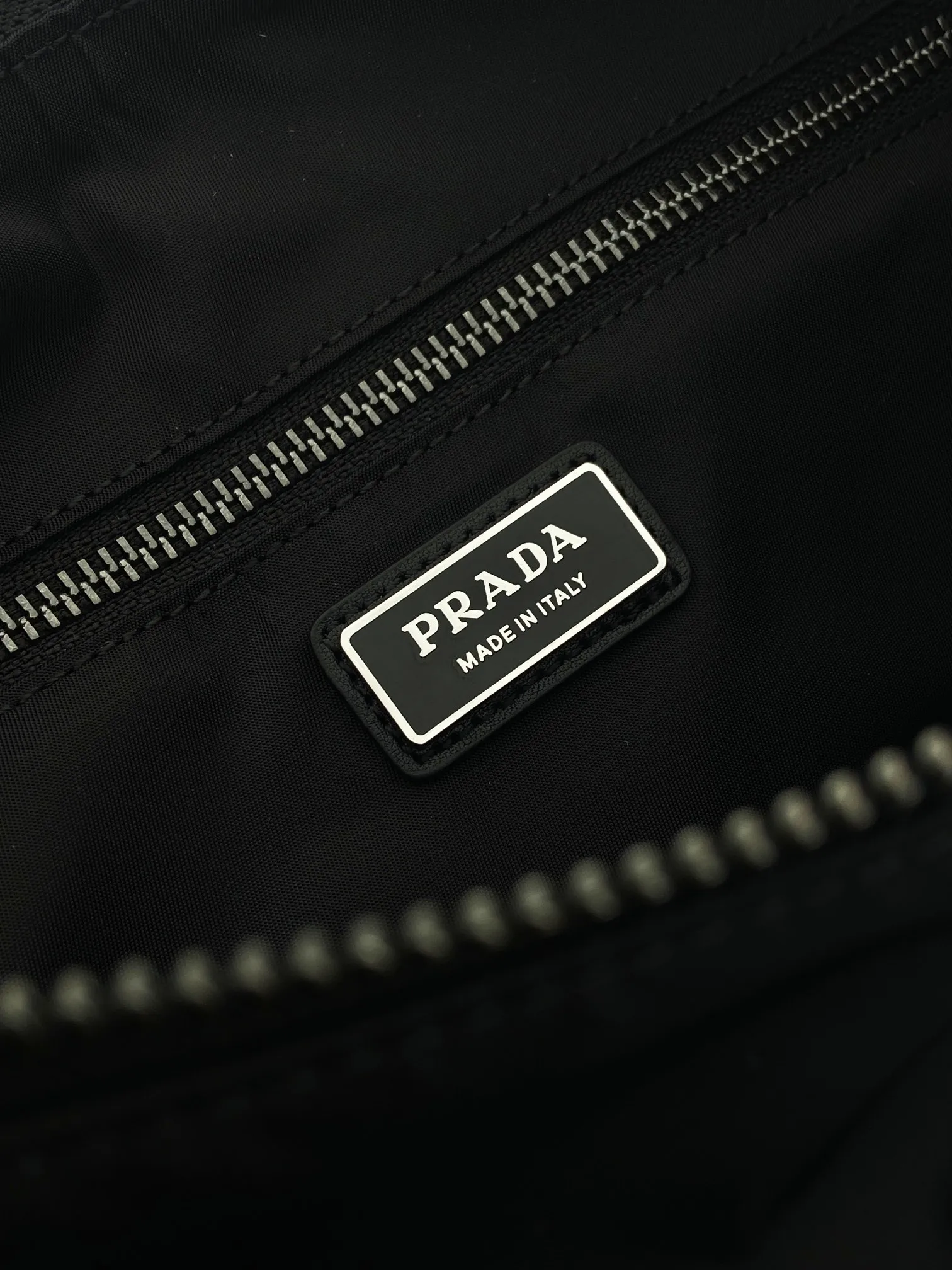 💰1300🎉New Men's Style🎉2VH204 Explore Bag🎉🎉 This Explore bag is the perfect combination of sophistication and functionality, embodying a vibrant modern style. This bag reinterprets the nylon hobo silhouette and features 2 detachable handles and shoulder straps for versatile wear. Leather details and metal hardware complete the multi-pocket design, built for urban adventures and outdoor adventures. It has a large capacity and is a popular model that will never go out of style. Hurry up and get it🎉🎉 Length 43x Height 29.5x Bottom 15cm🎉🎉🎉💰💰💰
