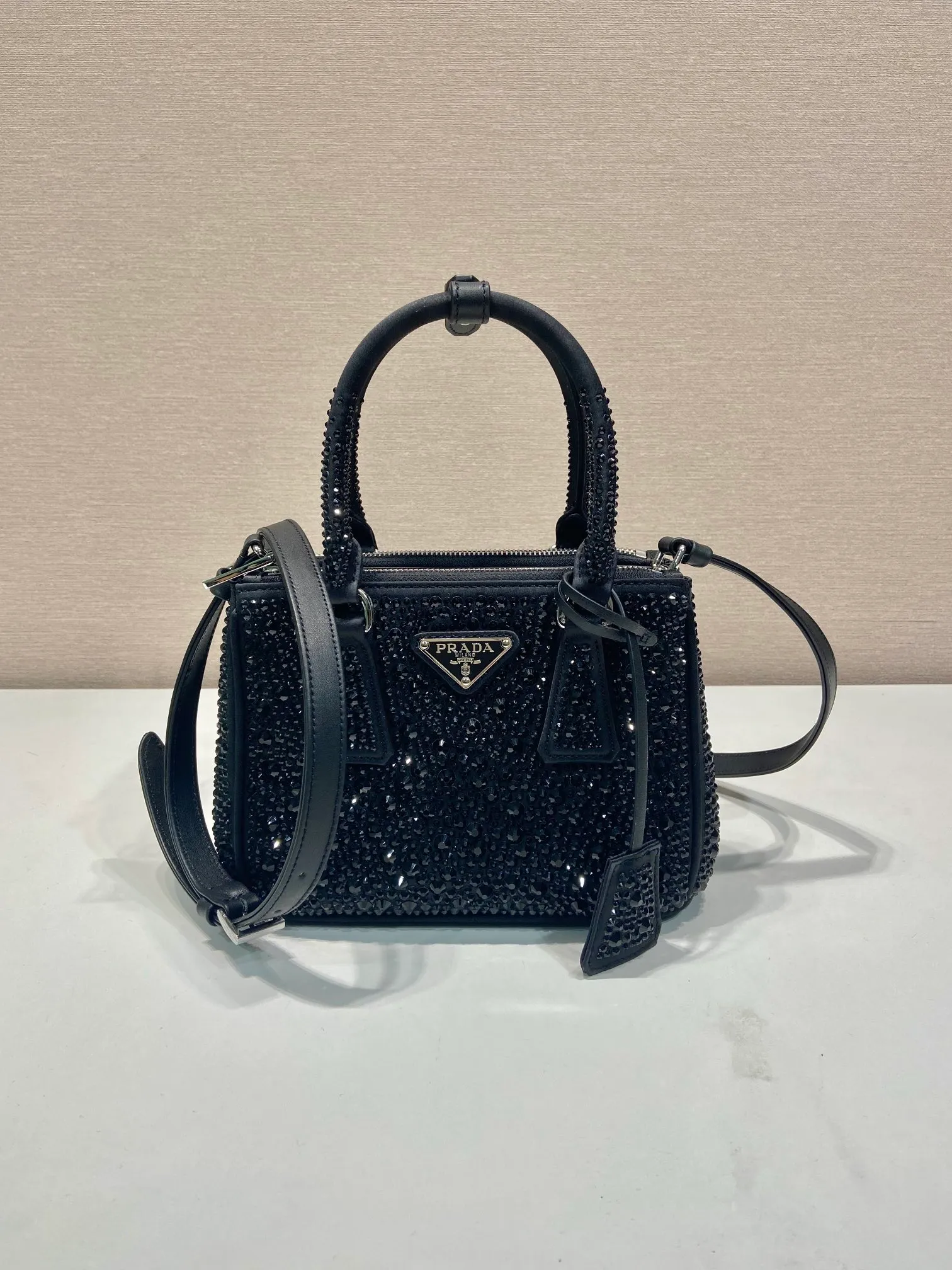 💰1700🎉Crystal killer bag🎉1BA906 new color🎉🎉 This crystal killer bag uses a combination of imported imitation crystal and satin materials, with an enamel-coated metal triangle logo decorated with a double zipper pocket design. The top handle and long shoulder strap are removable and adjustable. So cute😍, the effect of bling bling is very eye-catching, easy to create a large space🎉🎉Cute and cool, don’t you feel excited😙😙, beauties. Get it now. So beautiful, so in love😋😋 Length 20x height 15x9.5cm🎉🎉🎉👏👏👏