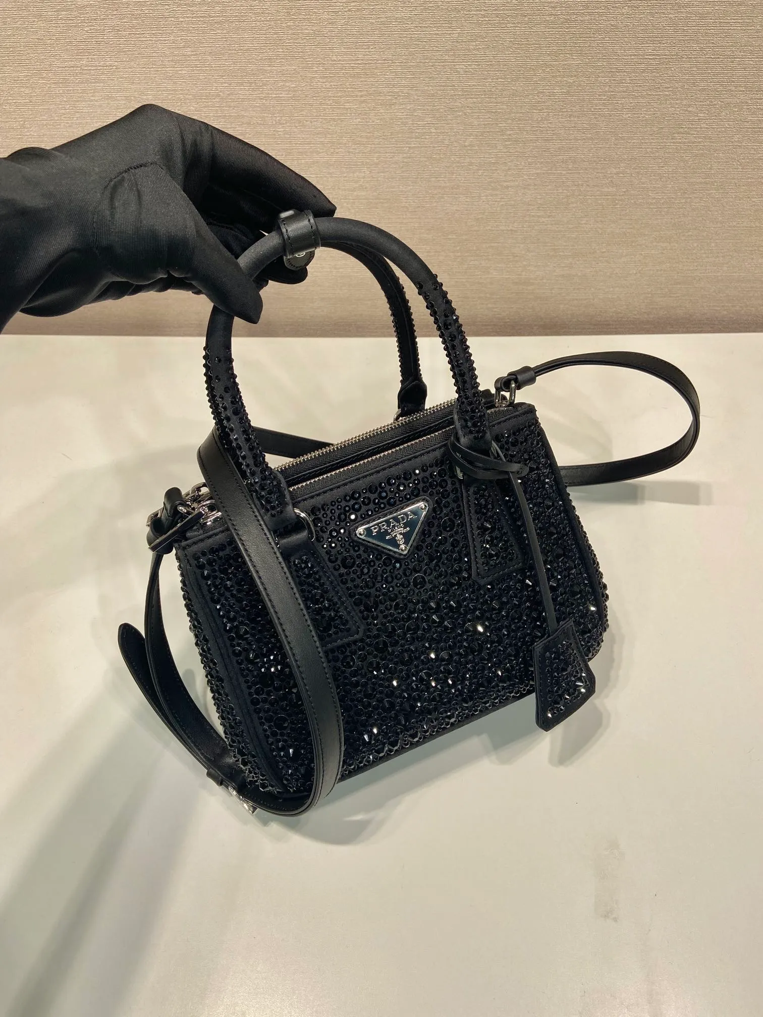 💰1700🎉Crystal killer bag🎉1BA906 new color🎉🎉 This crystal killer bag uses a combination of imported imitation crystal and satin materials, with an enamel-coated metal triangle logo decorated with a double zipper pocket design. The top handle and long shoulder strap are removable and adjustable. So cute😍, the effect of bling bling is very eye-catching, easy to create a large space🎉🎉Cute and cool, don’t you feel excited😙😙, beauties. Get it now. So beautiful, so in love😋😋 Length 20x height 15x9.5cm🎉🎉🎉👏👏👏
