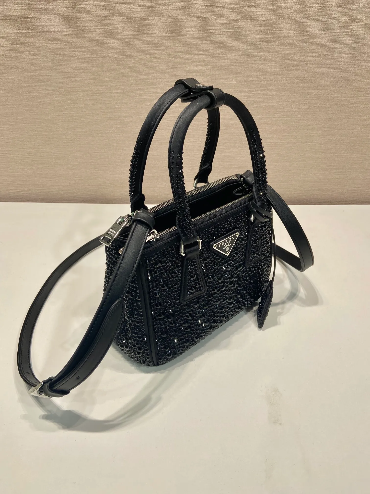 💰1700🎉Crystal killer bag🎉1BA906 new color🎉🎉 This crystal killer bag uses a combination of imported imitation crystal and satin materials, with an enamel-coated metal triangle logo decorated with a double zipper pocket design. The top handle and long shoulder strap are removable and adjustable. So cute😍, the effect of bling bling is very eye-catching, easy to create a large space🎉🎉Cute and cool, don’t you feel excited😙😙, beauties. Get it now. So beautiful, so in love😋😋 Length 20x height 15x9.5cm🎉🎉🎉👏👏👏