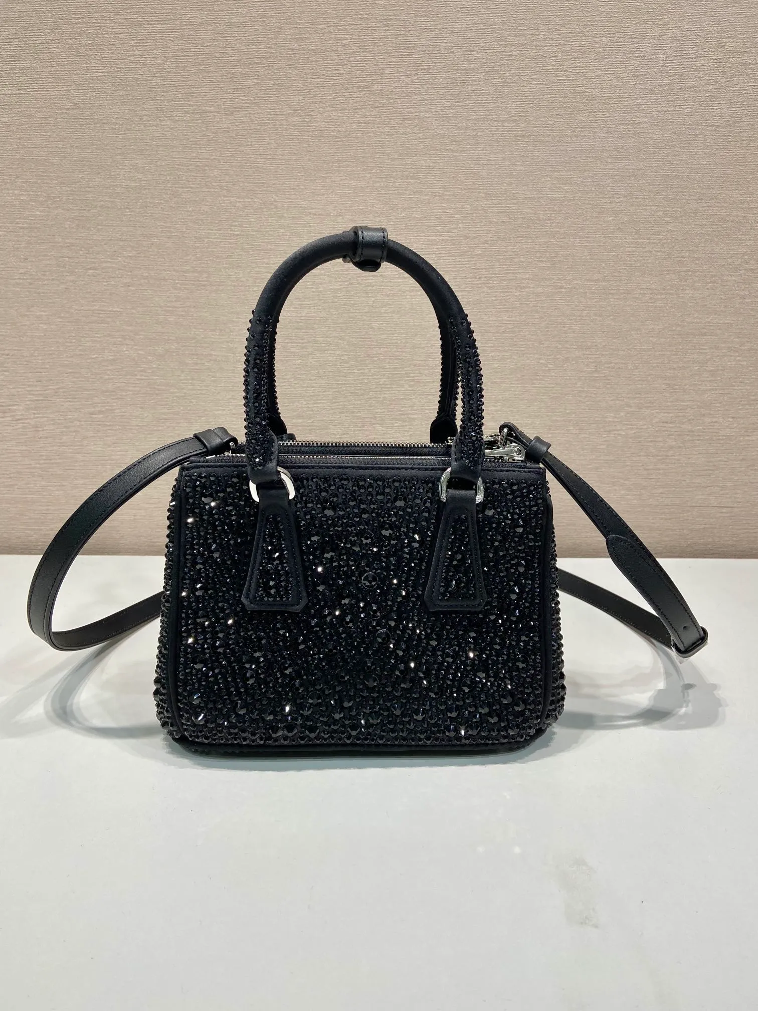 💰1700🎉Crystal killer bag🎉1BA906 new color🎉🎉 This crystal killer bag uses a combination of imported imitation crystal and satin materials, with an enamel-coated metal triangle logo decorated with a double zipper pocket design. The top handle and long shoulder strap are removable and adjustable. So cute😍, the effect of bling bling is very eye-catching, easy to create a large space🎉🎉Cute and cool, don’t you feel excited😙😙, beauties. Get it now. So beautiful, so in love😋😋 Length 20x height 15x9.5cm🎉🎉🎉👏👏👏