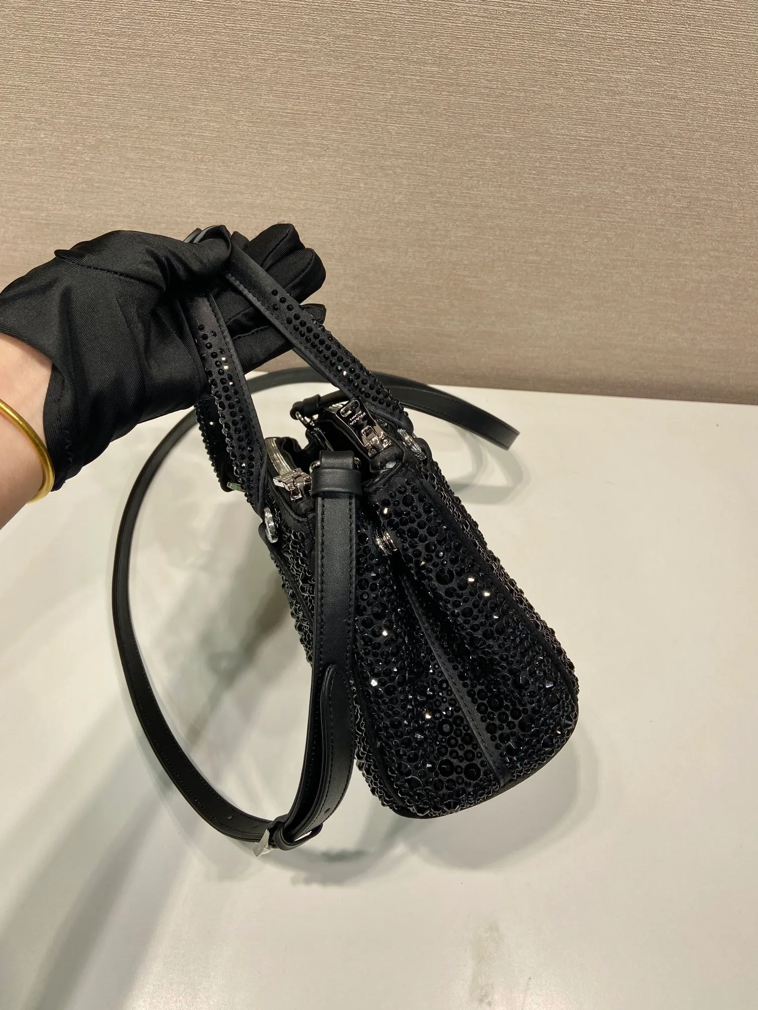💰1700🎉Crystal killer bag🎉1BA906 new color🎉🎉 This crystal killer bag uses a combination of imported imitation crystal and satin materials, with an enamel-coated metal triangle logo decorated with a double zipper pocket design. The top handle and long shoulder strap are removable and adjustable. So cute😍, the effect of bling bling is very eye-catching, easy to create a large space🎉🎉Cute and cool, don’t you feel excited😙😙, beauties. Get it now. So beautiful, so in love😋😋 Length 20x height 15x9.5cm🎉🎉🎉👏👏👏