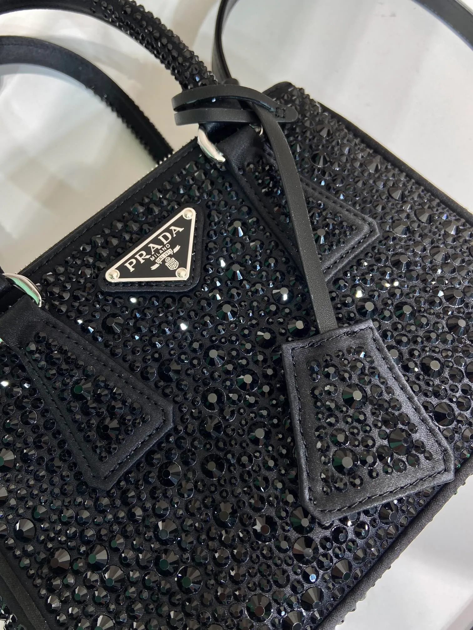 💰1700🎉Crystal killer bag🎉1BA906 new color🎉🎉 This crystal killer bag uses a combination of imported imitation crystal and satin materials, with an enamel-coated metal triangle logo decorated with a double zipper pocket design. The top handle and long shoulder strap are removable and adjustable. So cute😍, the effect of bling bling is very eye-catching, easy to create a large space🎉🎉Cute and cool, don’t you feel excited😙😙, beauties. Get it now. So beautiful, so in love😋😋 Length 20x height 15x9.5cm🎉🎉🎉👏👏👏