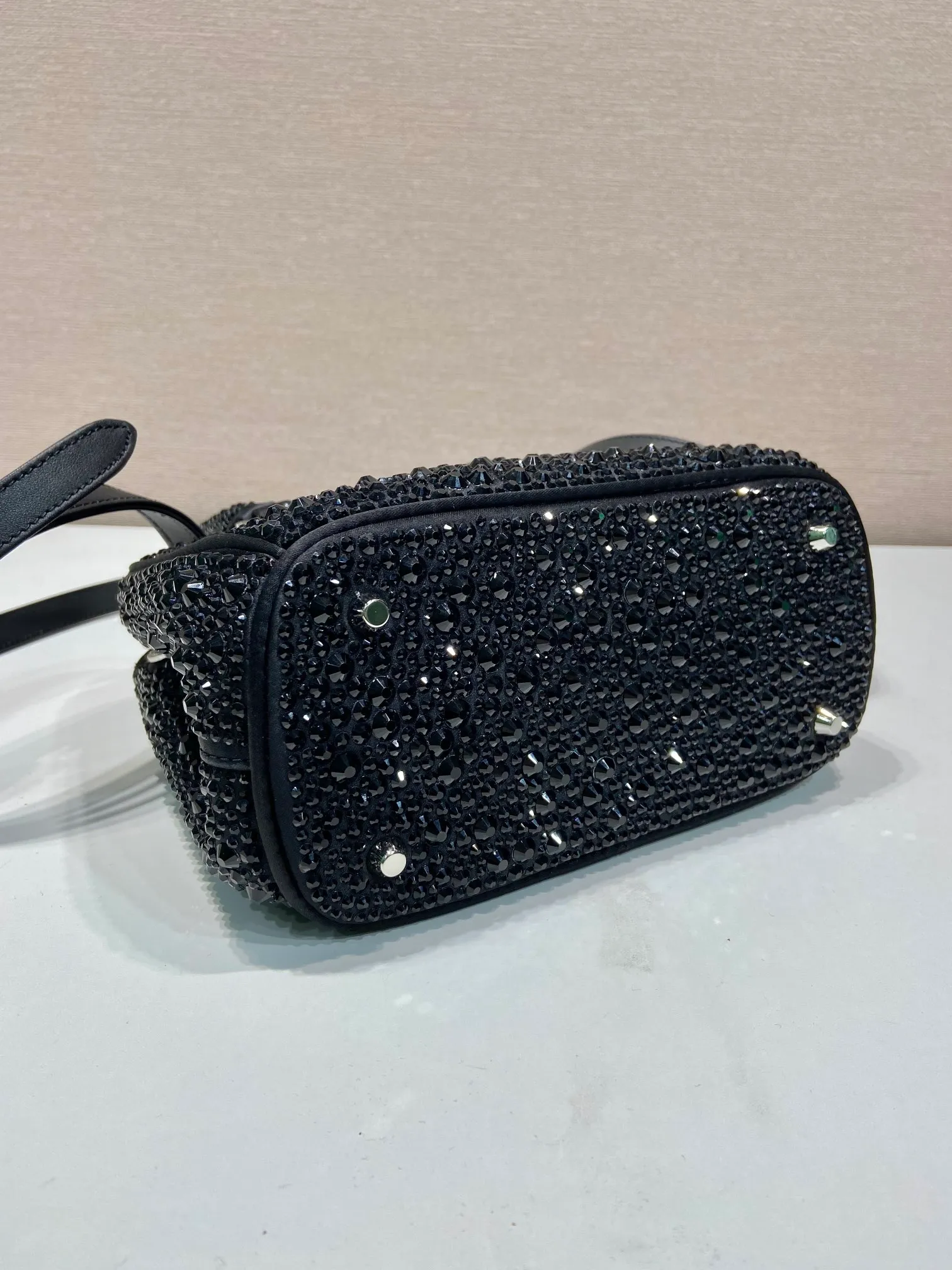 💰1700🎉Crystal killer bag🎉1BA906 new color🎉🎉 This crystal killer bag uses a combination of imported imitation crystal and satin materials, with an enamel-coated metal triangle logo decorated with a double zipper pocket design. The top handle and long shoulder strap are removable and adjustable. So cute😍, the effect of bling bling is very eye-catching, easy to create a large space🎉🎉Cute and cool, don’t you feel excited😙😙, beauties. Get it now. So beautiful, so in love😋😋 Length 20x height 15x9.5cm🎉🎉🎉👏👏👏