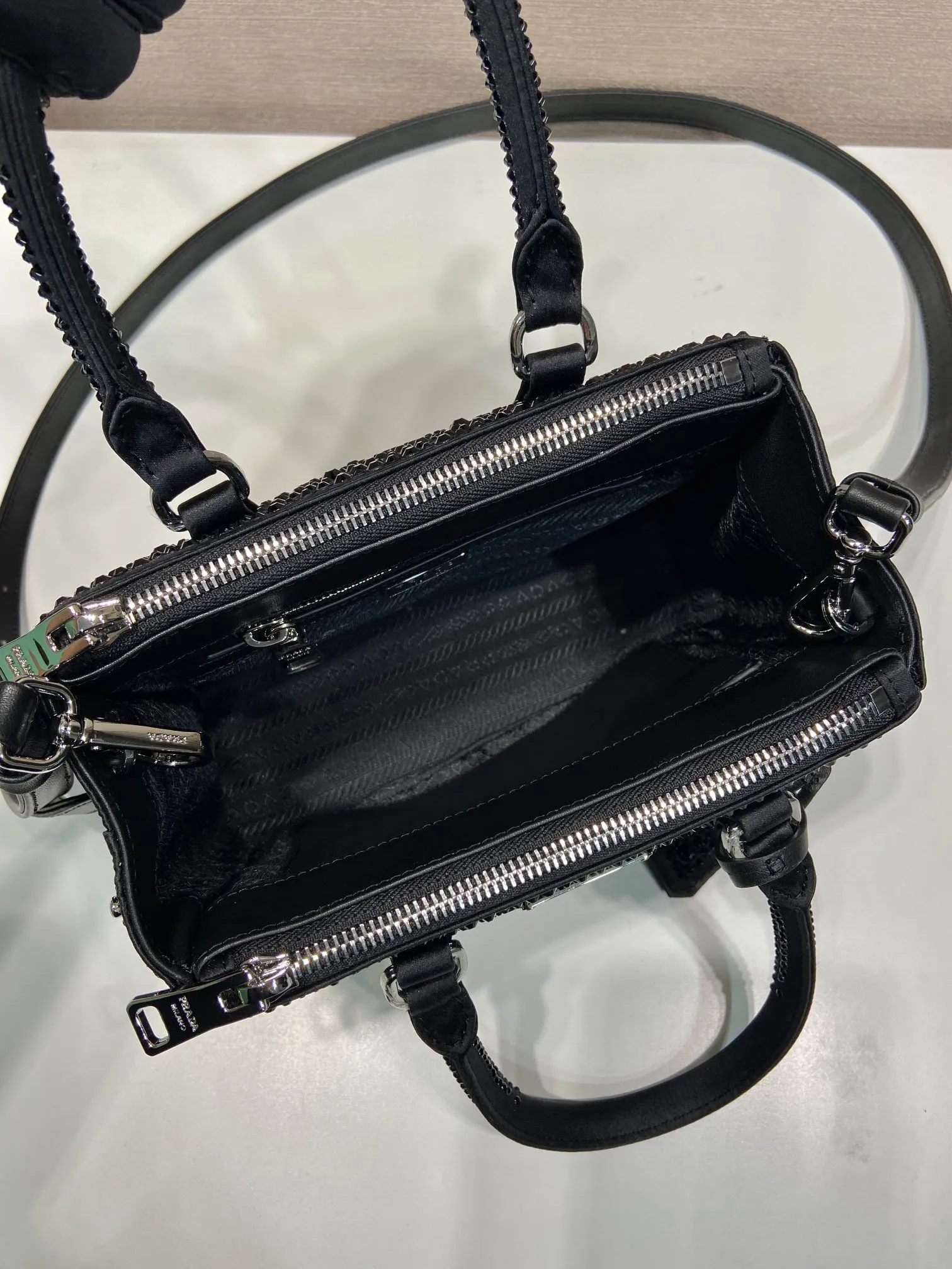 💰1700🎉Crystal killer bag🎉1BA906 new color🎉🎉 This crystal killer bag uses a combination of imported imitation crystal and satin materials, with an enamel-coated metal triangle logo decorated with a double zipper pocket design. The top handle and long shoulder strap are removable and adjustable. So cute😍, the effect of bling bling is very eye-catching, easy to create a large space🎉🎉Cute and cool, don’t you feel excited😙😙, beauties. Get it now. So beautiful, so in love😋😋 Length 20x height 15x9.5cm🎉🎉🎉👏👏👏