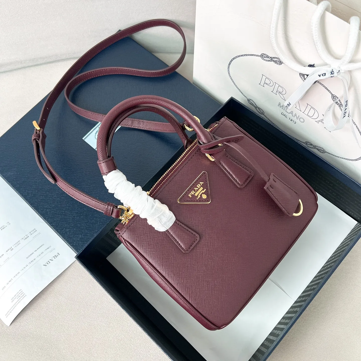 💰1700✨New product launch✨P’s classic Galleria Saffiano leather handbag - "Killer Bag" is available in Mini No. 1BA906. People who know fashion love killer bags. The bag should look like a killer bag. It is carefully crafted with Saffiano cross pattern imported from Italy. Minimalist and capable bag shape with triangular metal engraved logo. Double zipper design. The main bag in the middle has a large capacity. Double handles and detachable shoulder straps make it portable or shoulder-wearable. Snap button closure on the side adds elegance and elegance to the changing body of the bag. Small and exquisite, it adds a playful and fashionable feel. Size 20*14.5*9.5 Burgundy color